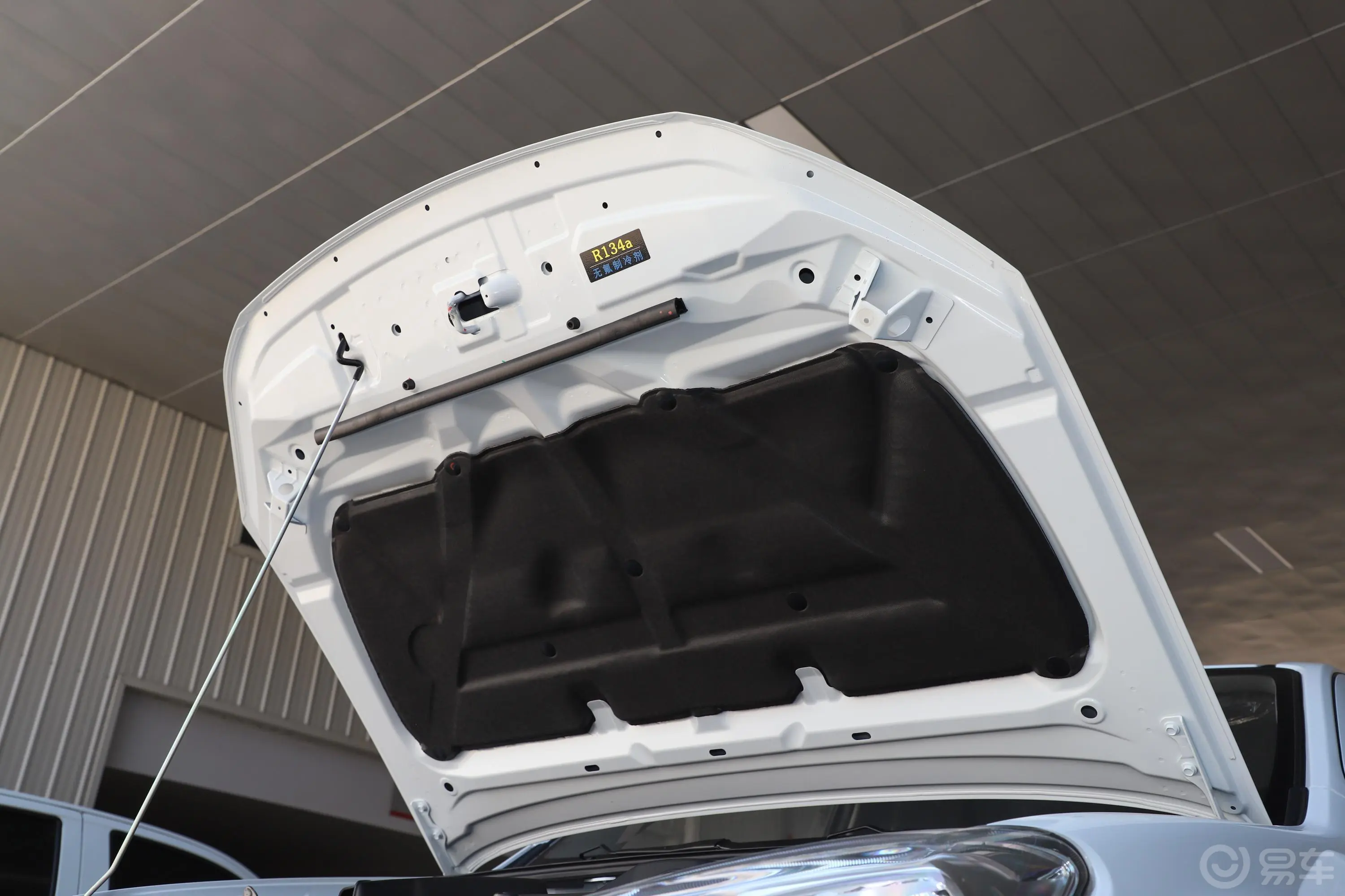 瑞迈2.8T 手动 四驱 加长豪华版 柴油发动机舱盖内侧