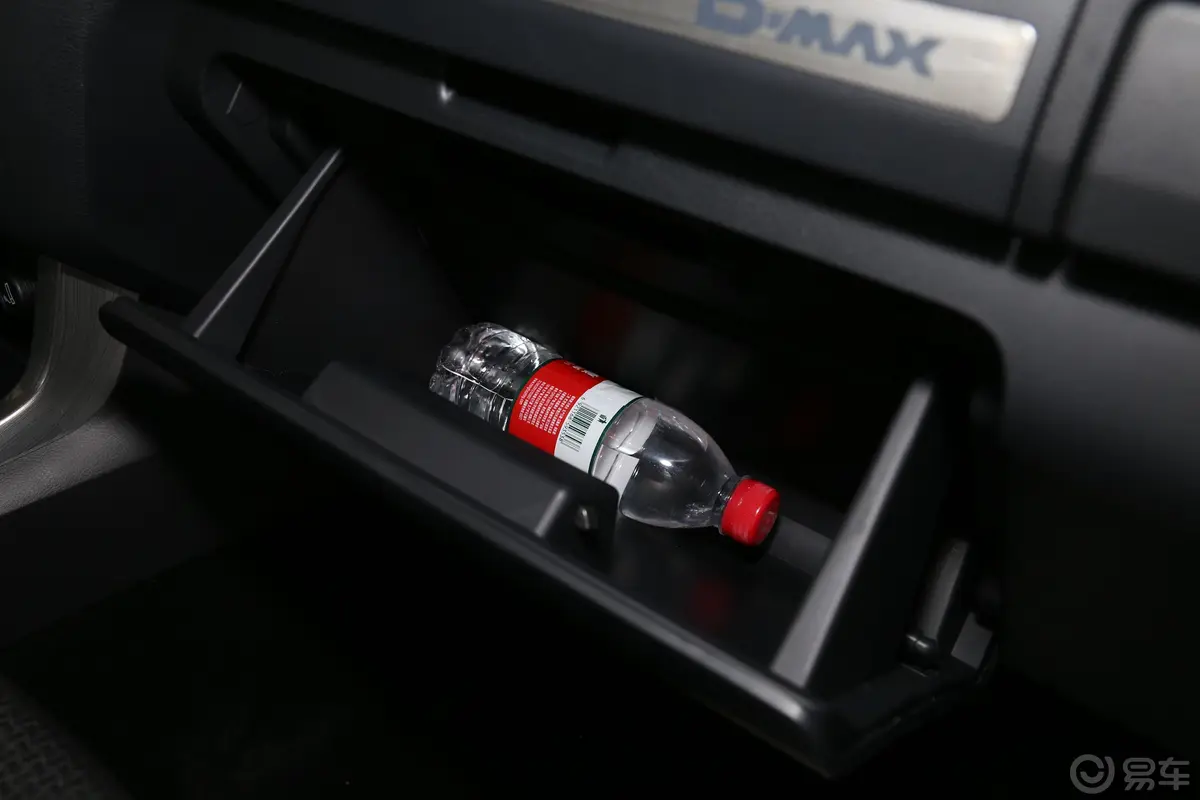 D-MAX改款 3.0T 手动 两驱 基本版手套箱空间水瓶横置
