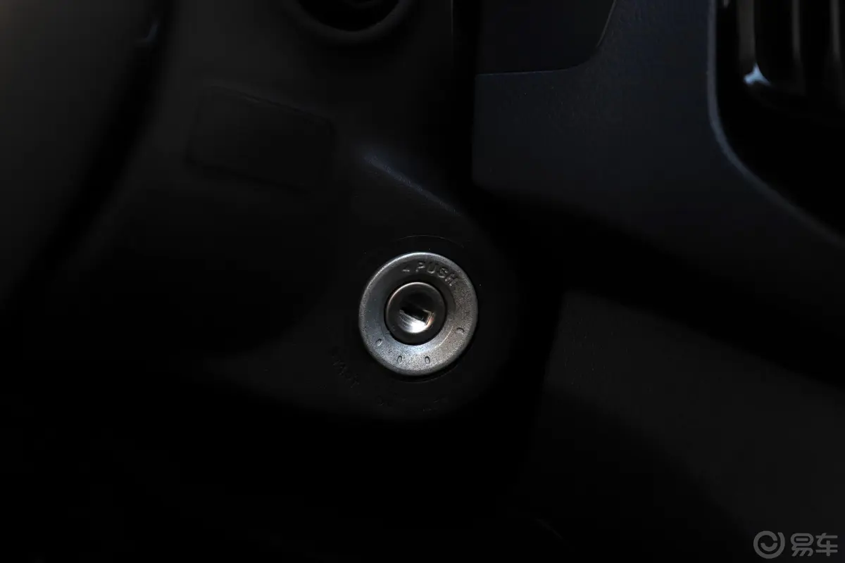 瑞迈2.5T 手动 两驱 进取版 柴油钥匙孔或一键启动按键