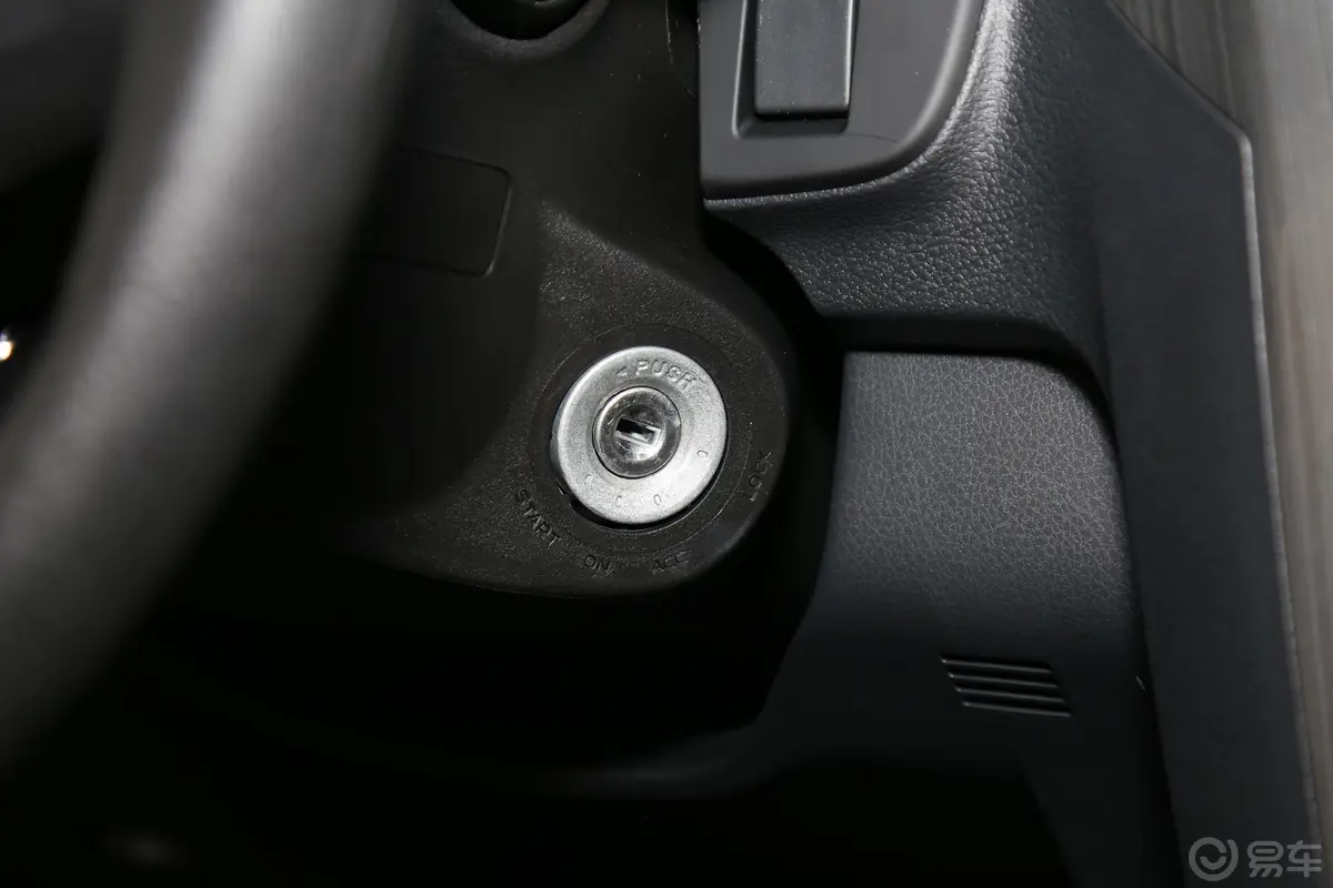 D-MAX改款 3.0T 手动 两驱 基本版钥匙孔或一键启动按键