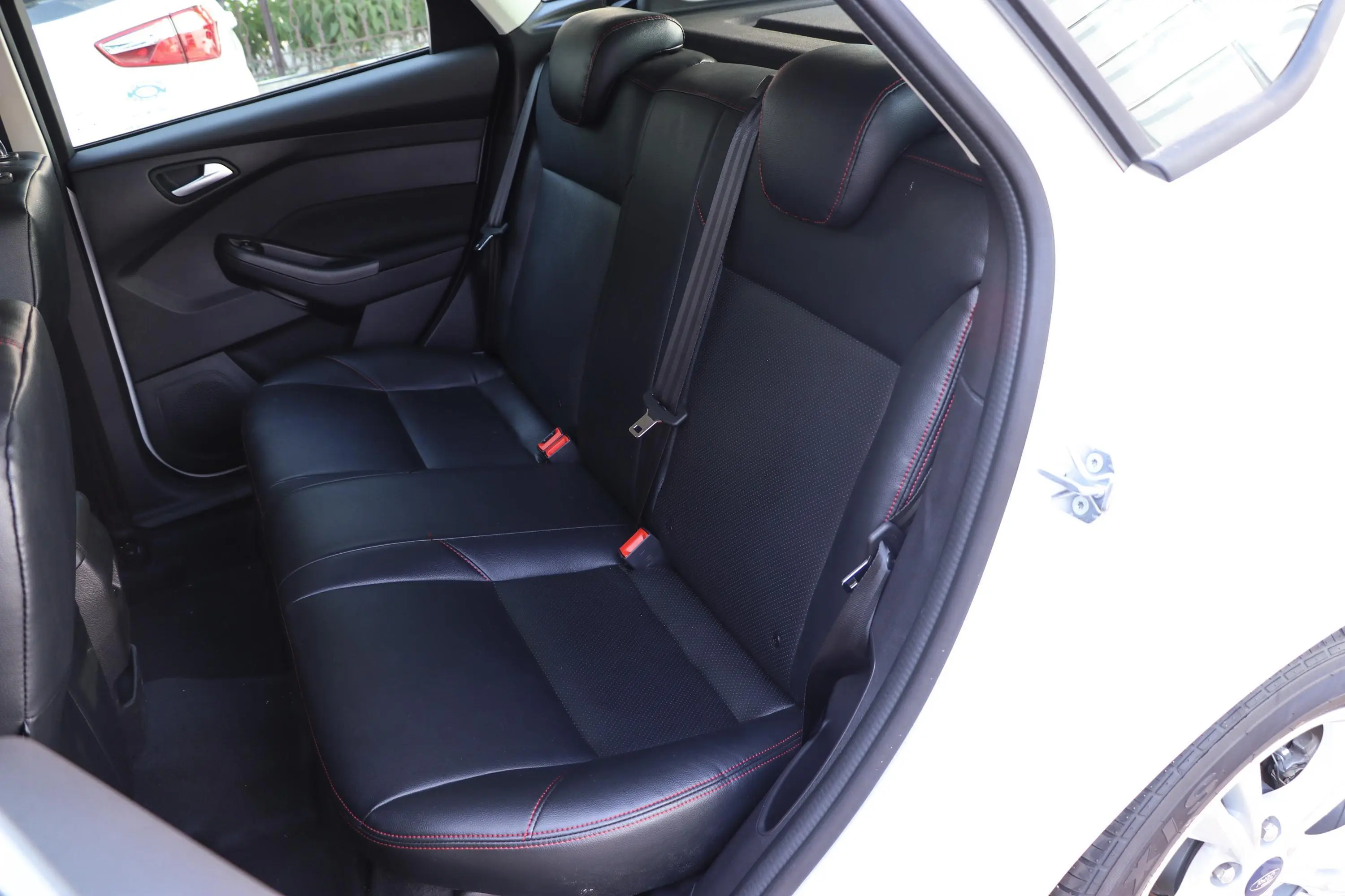福克斯两厢经典 1.6L 双离合 舒适型智行版后排座椅