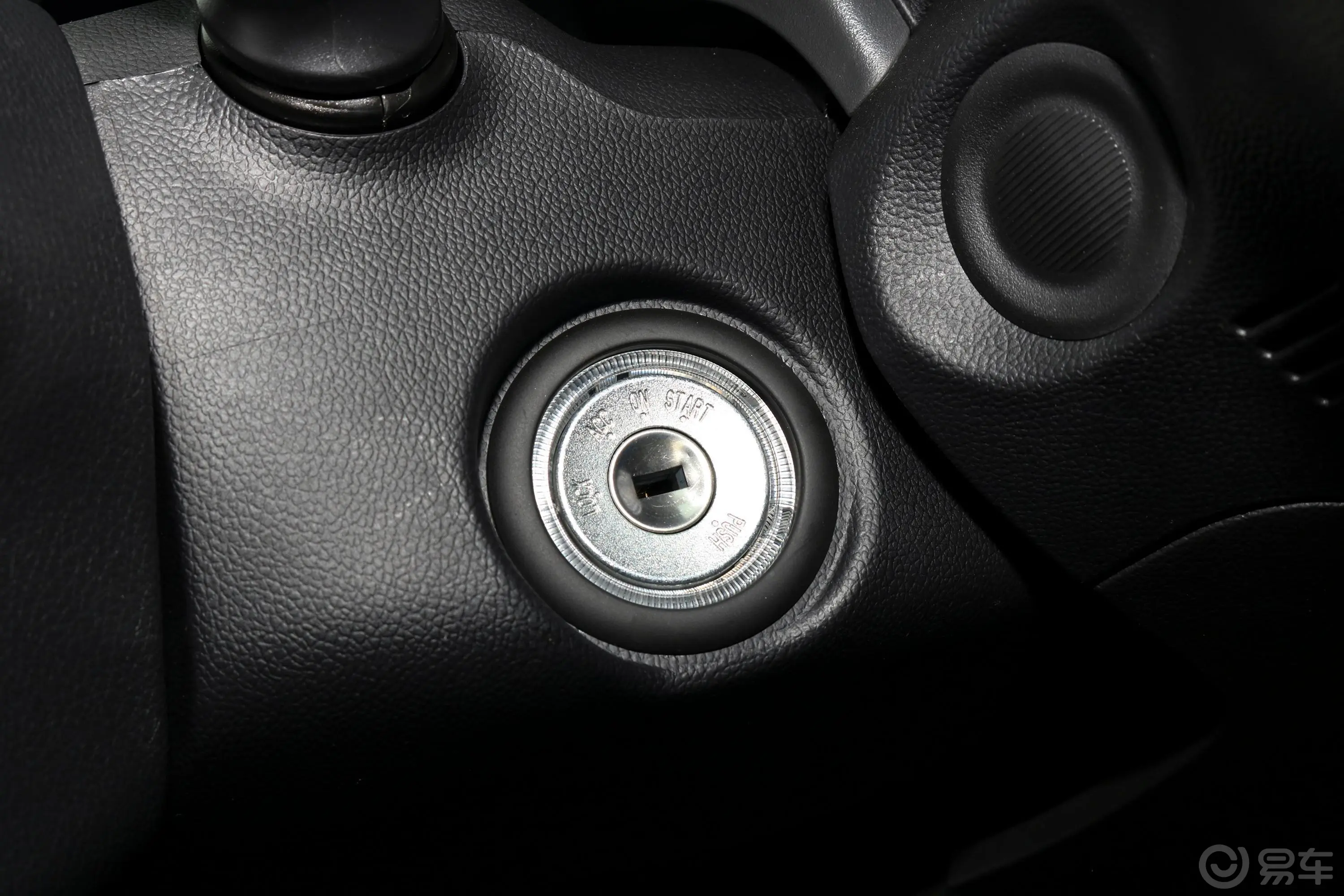长安欧尚X70A1.5L 手动 舒适版 7座 国Ⅴ钥匙孔或一键启动按键