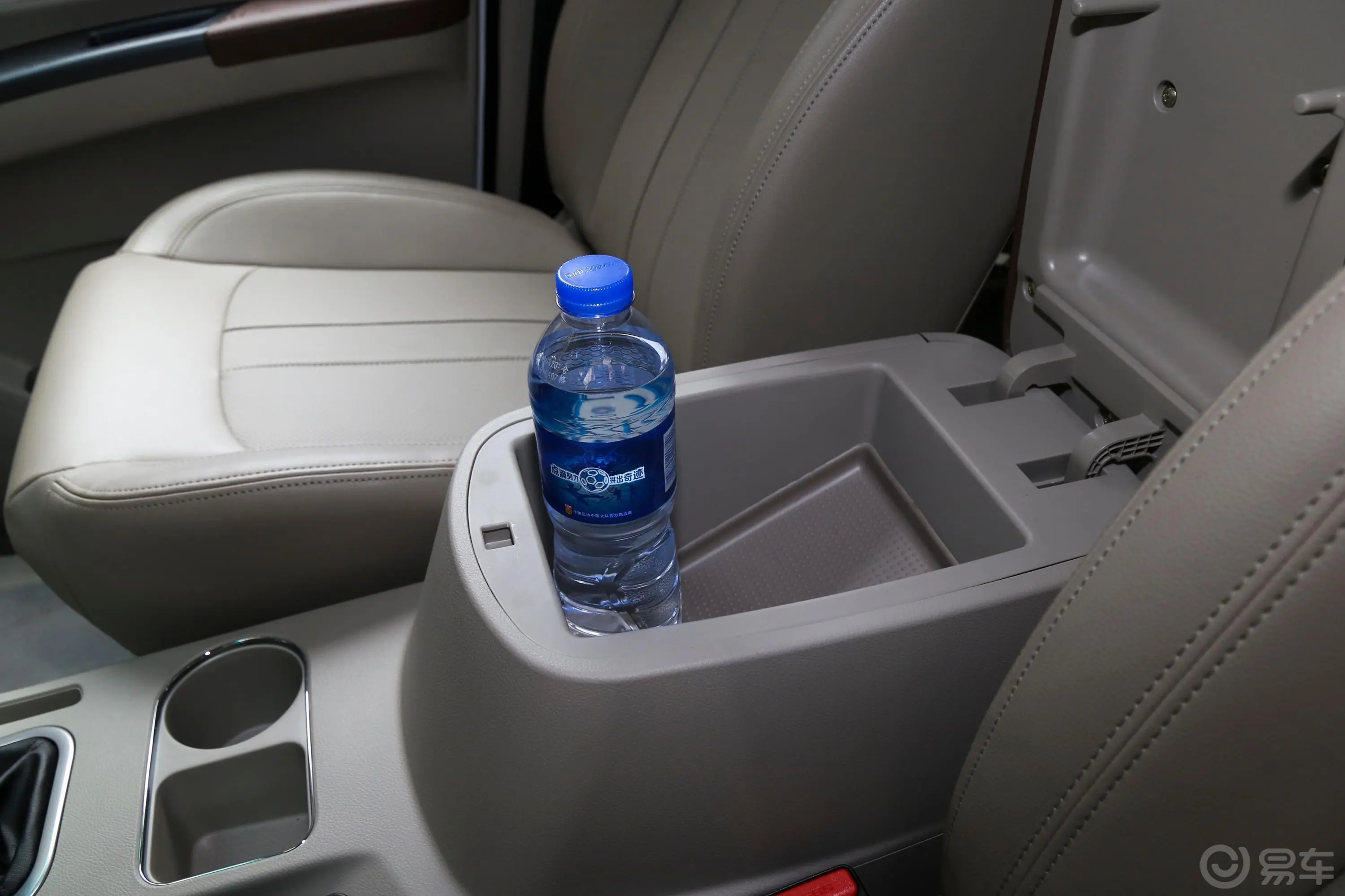 菱智M5 EV豪华版 7座前排扶手箱储物格