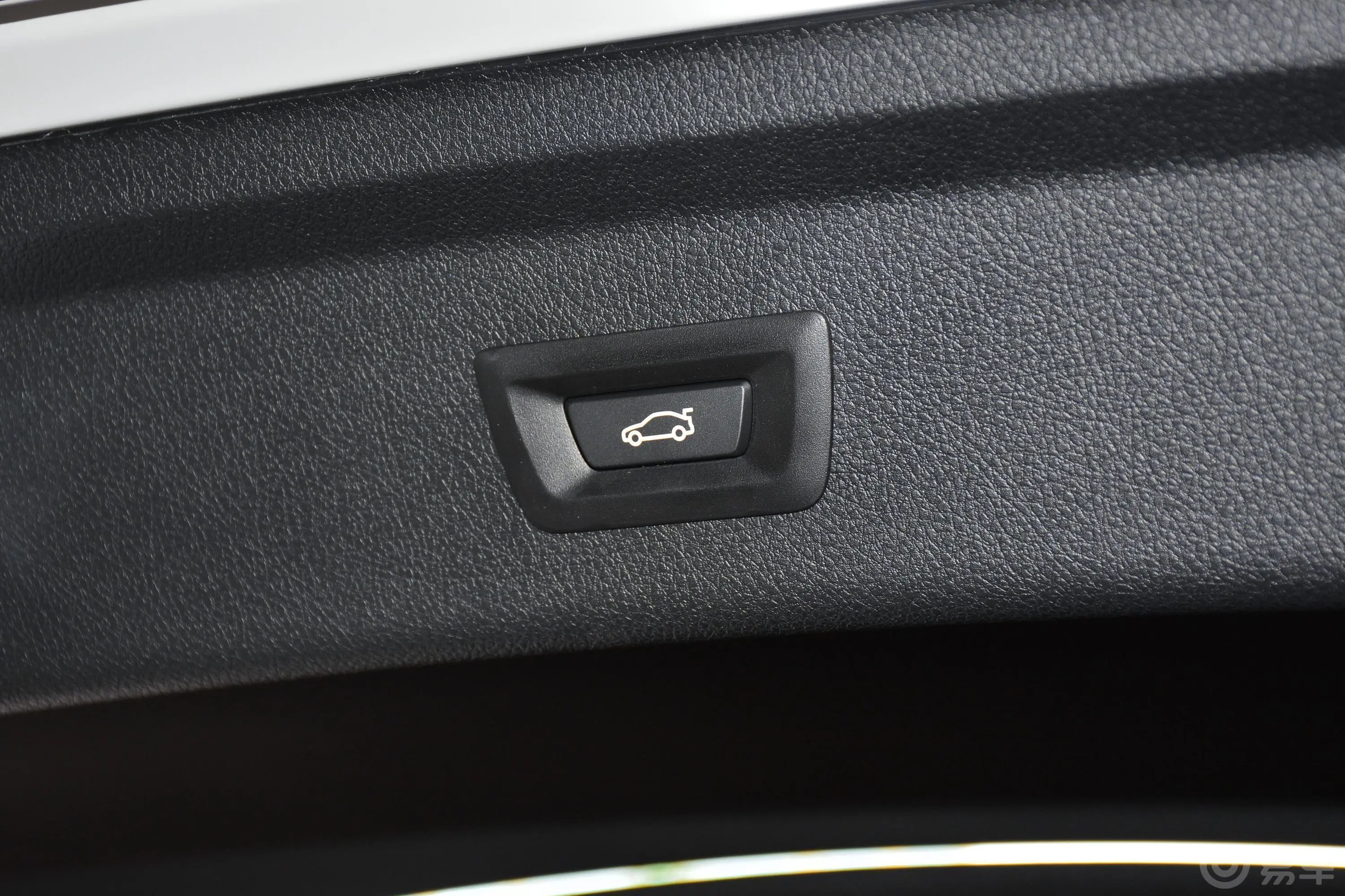 宝马3系GT330i xDrive M运动版电动尾门按键（手动扶手）
