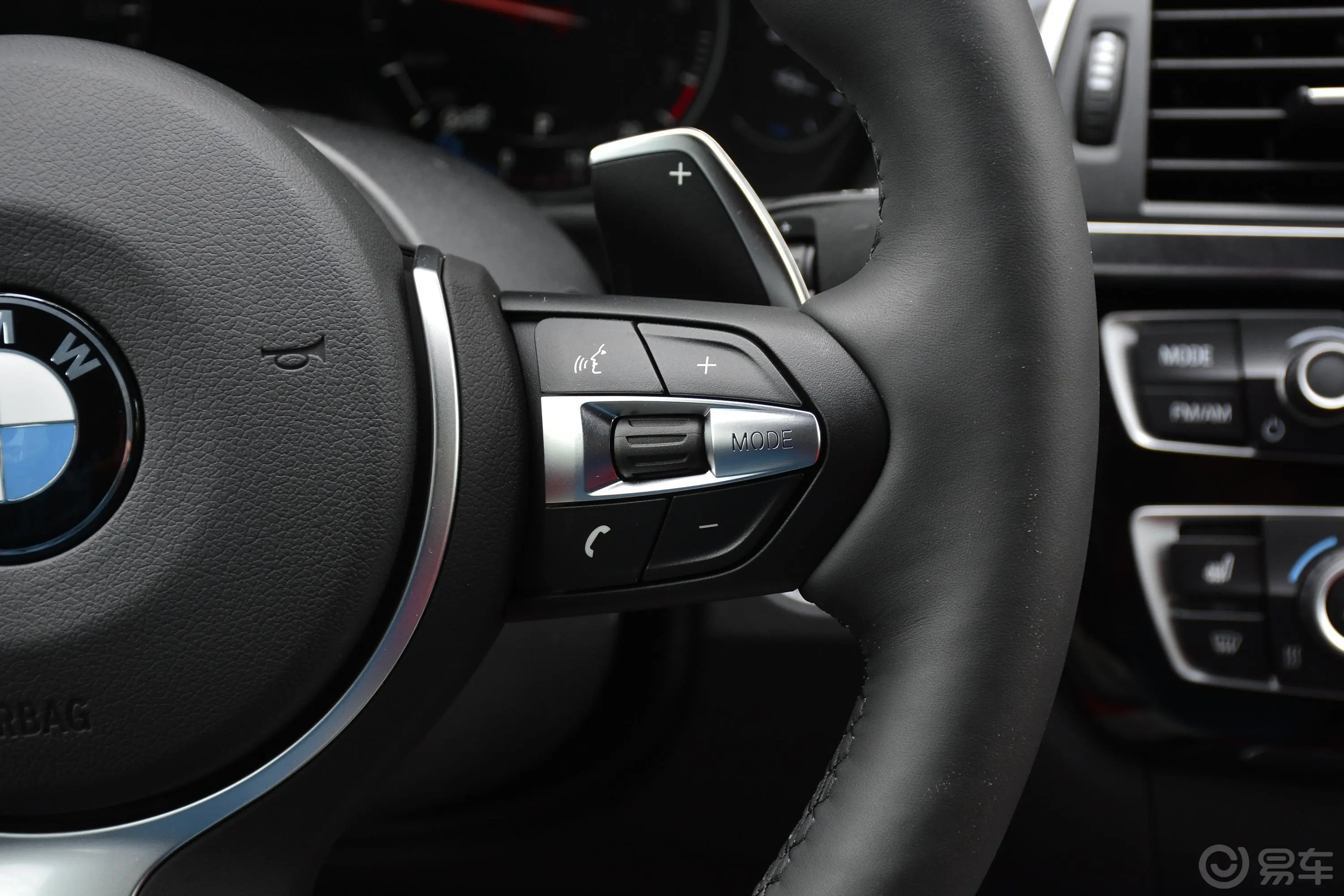 宝马3系GT330i xDrive M运动版右侧方向盘功能按键