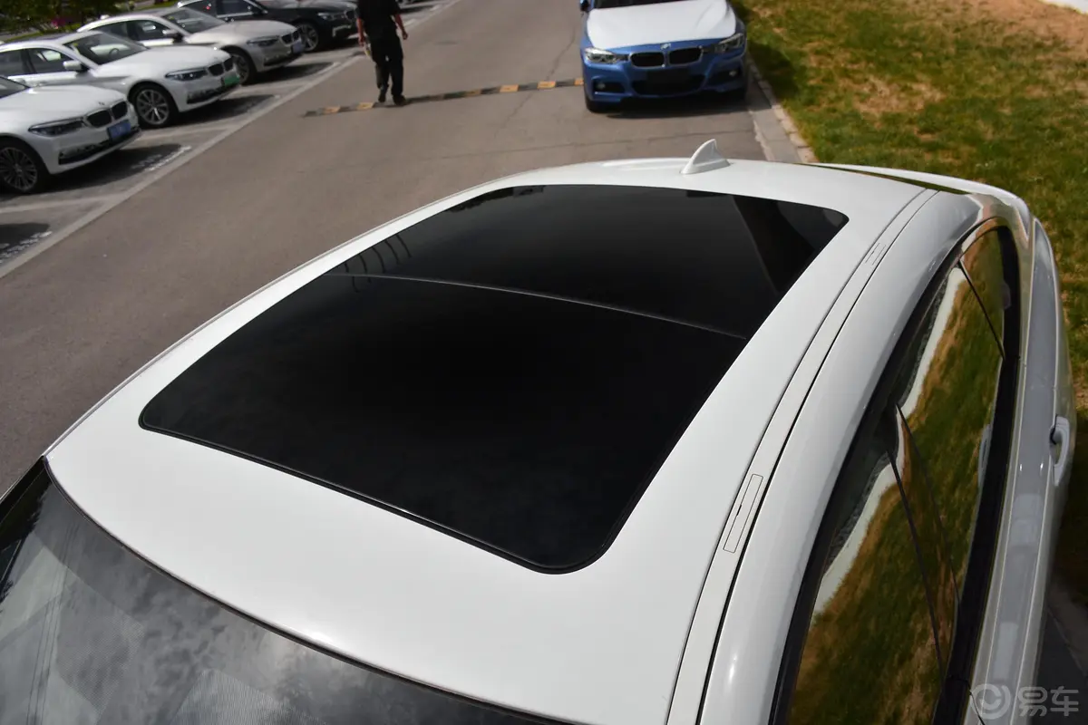 宝马3系GT330i xDrive M运动版天窗