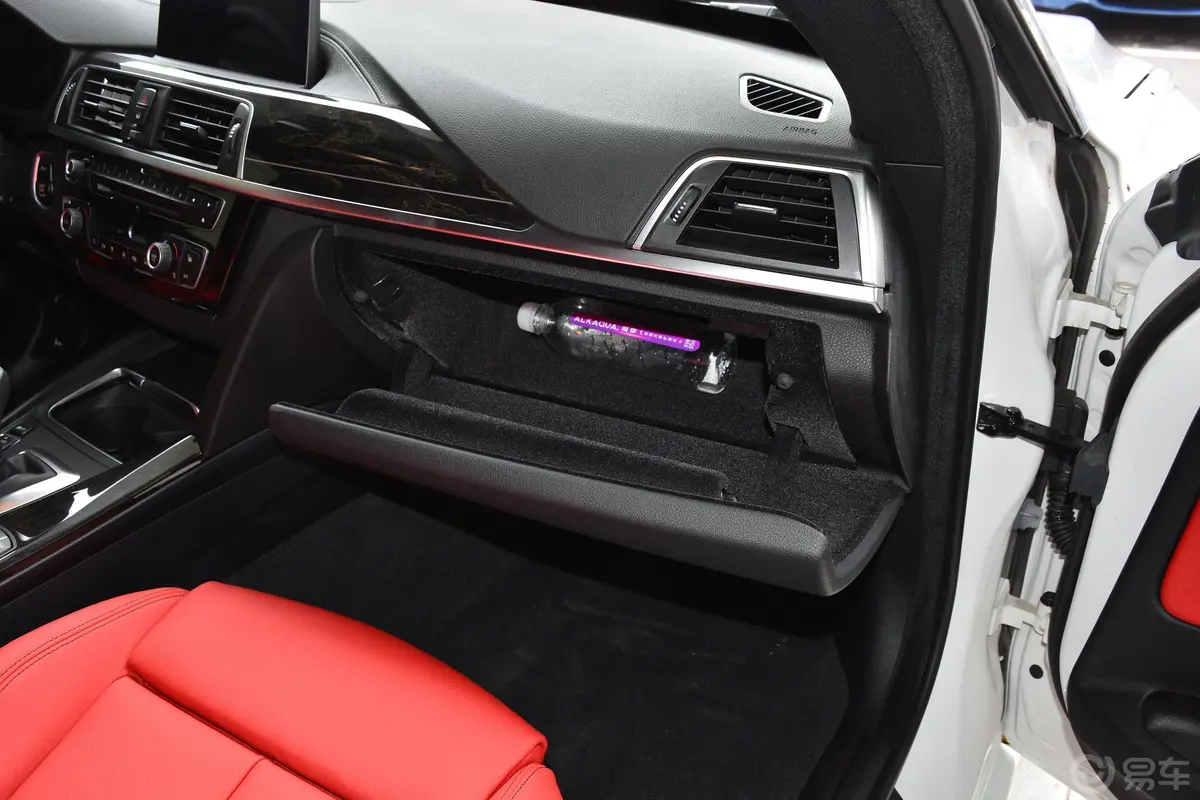 宝马3系GT330i xDrive M运动版手套箱空间水瓶横置