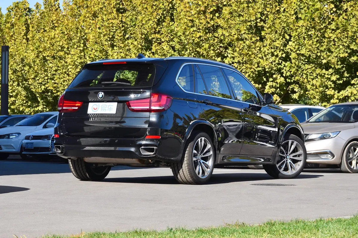 宝马X5(进口)xDrive35i M运动豪华版侧后45度车头向右水平