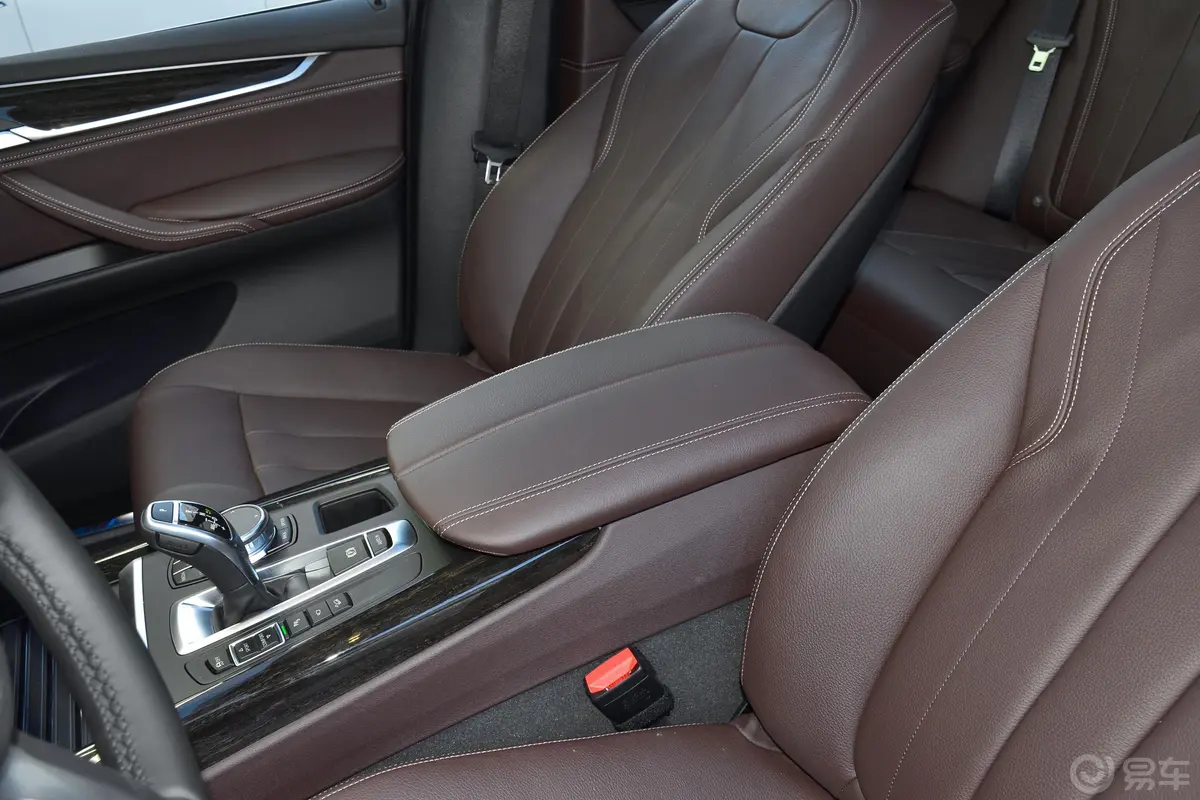 宝马X5(进口)xDrive35i M运动豪华版前排中央扶手