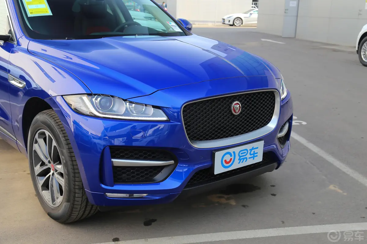 捷豹F-PACE2.0T 四驱 R-SPORT运动版前格栅侧俯拍