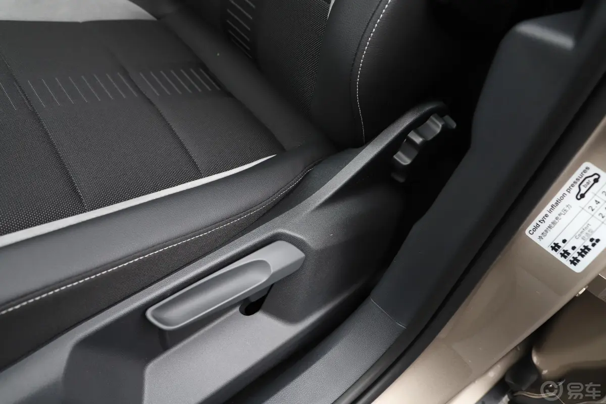 探歌230TSI 双离合 两驱 进取型 国V内饰