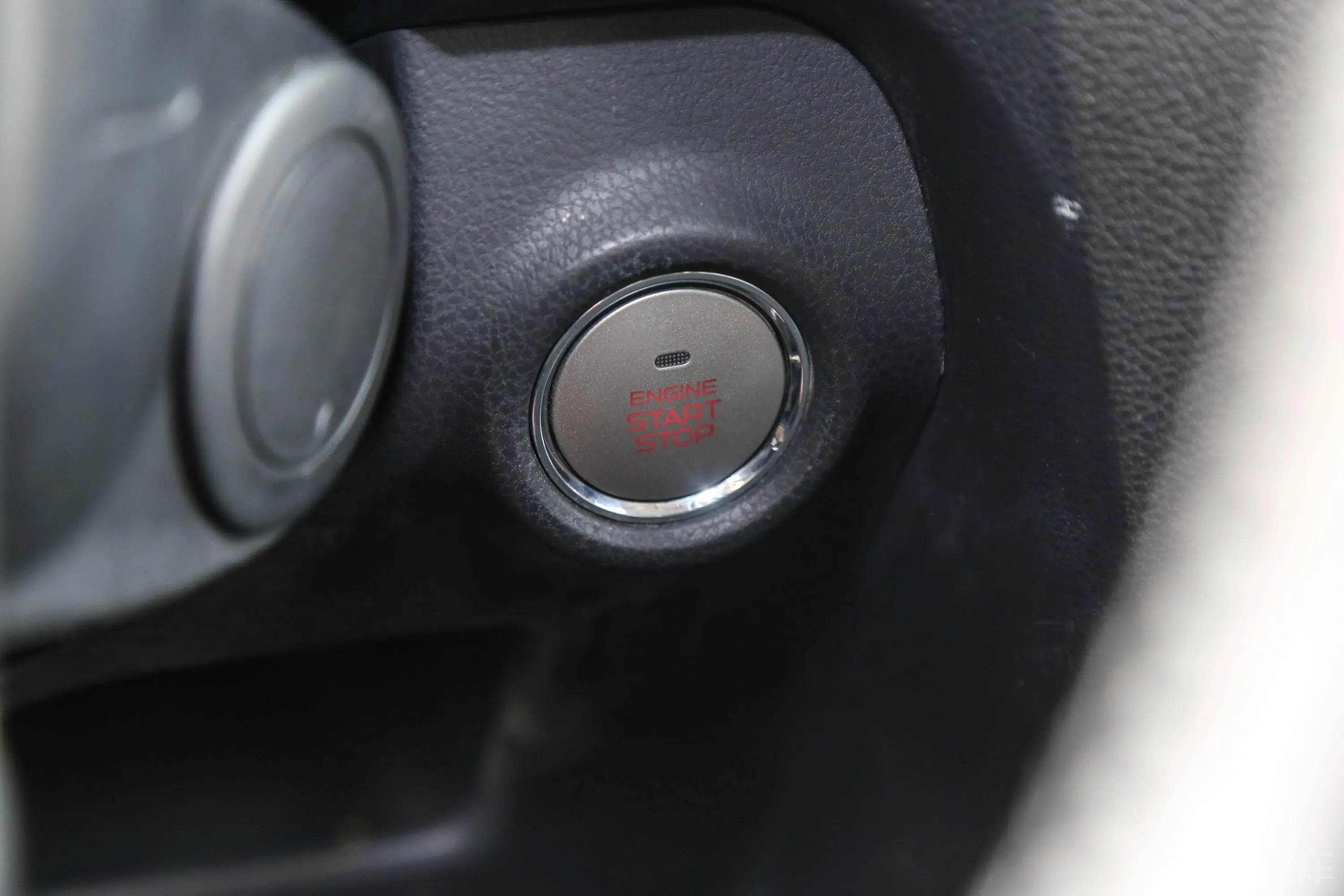 D-MAX越野房车单排 3.0T 手自一体 四驱 旗舰版钥匙孔或一键启动按键