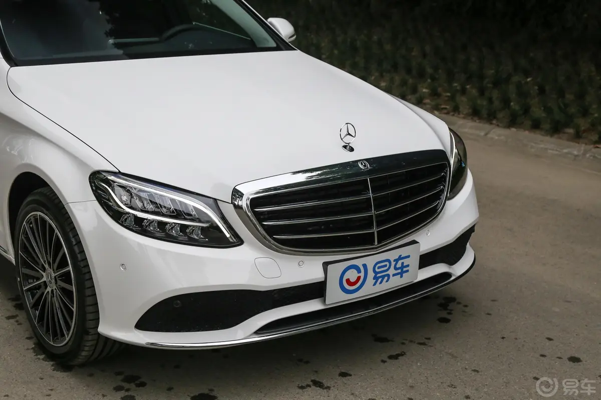 奔驰C级C 260 L 4MATIC 运动轿车前格栅侧俯拍