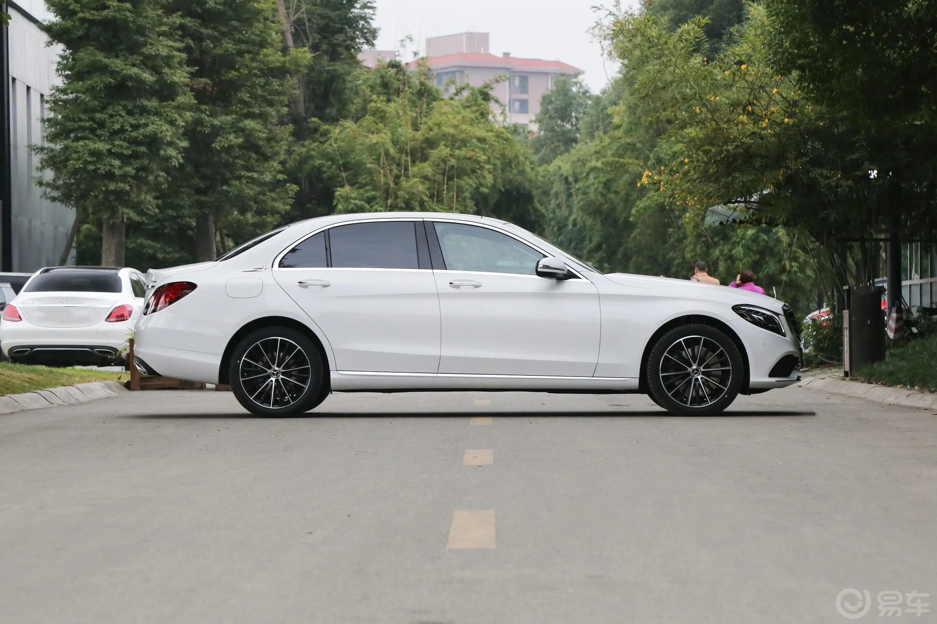 奔驰C级C 260 L 4MATIC 运动轿车正侧车头向右水平