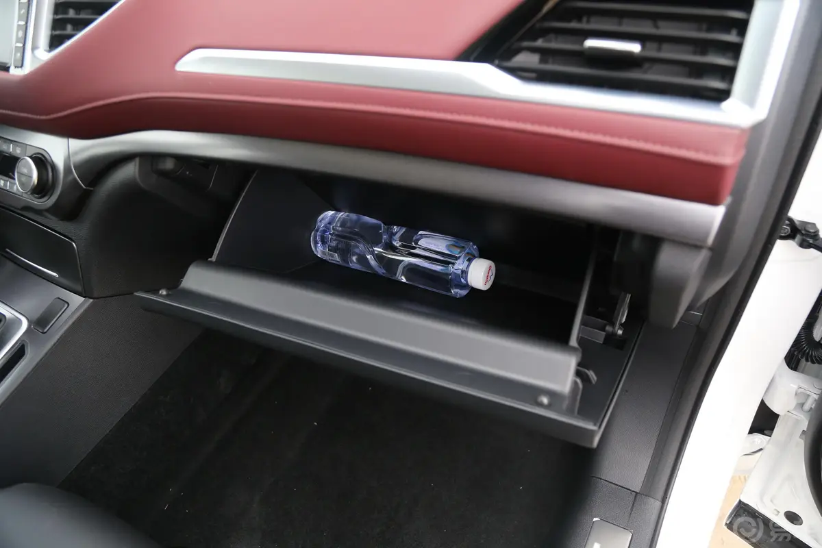 哈弗H6 Coupe红标 1.5GDIT 双离合 两驱 豪华版手套箱空间水瓶横置