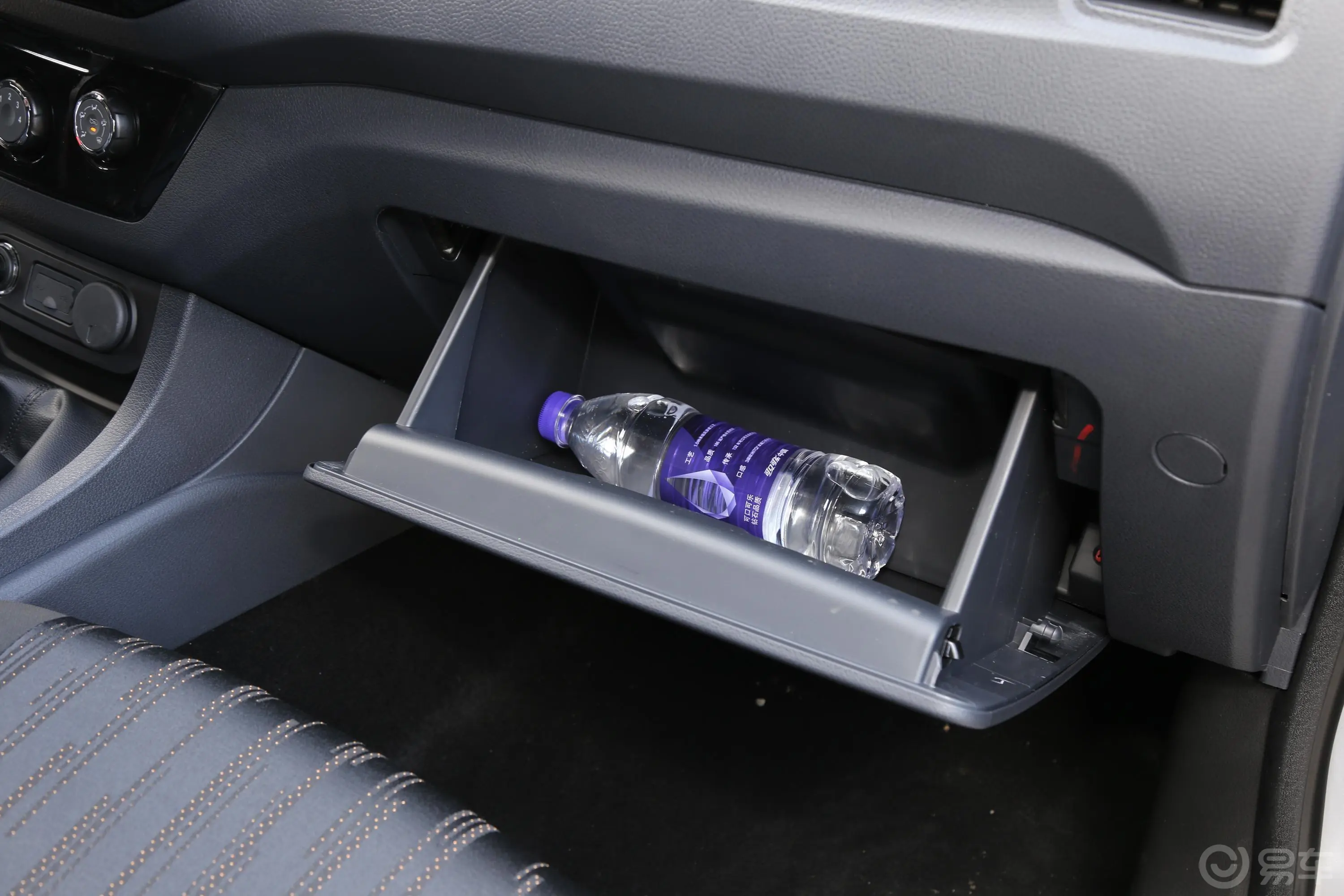 瑞迈2.8T 手动 两驱 加长豪华版 柴油手套箱空间水瓶横置