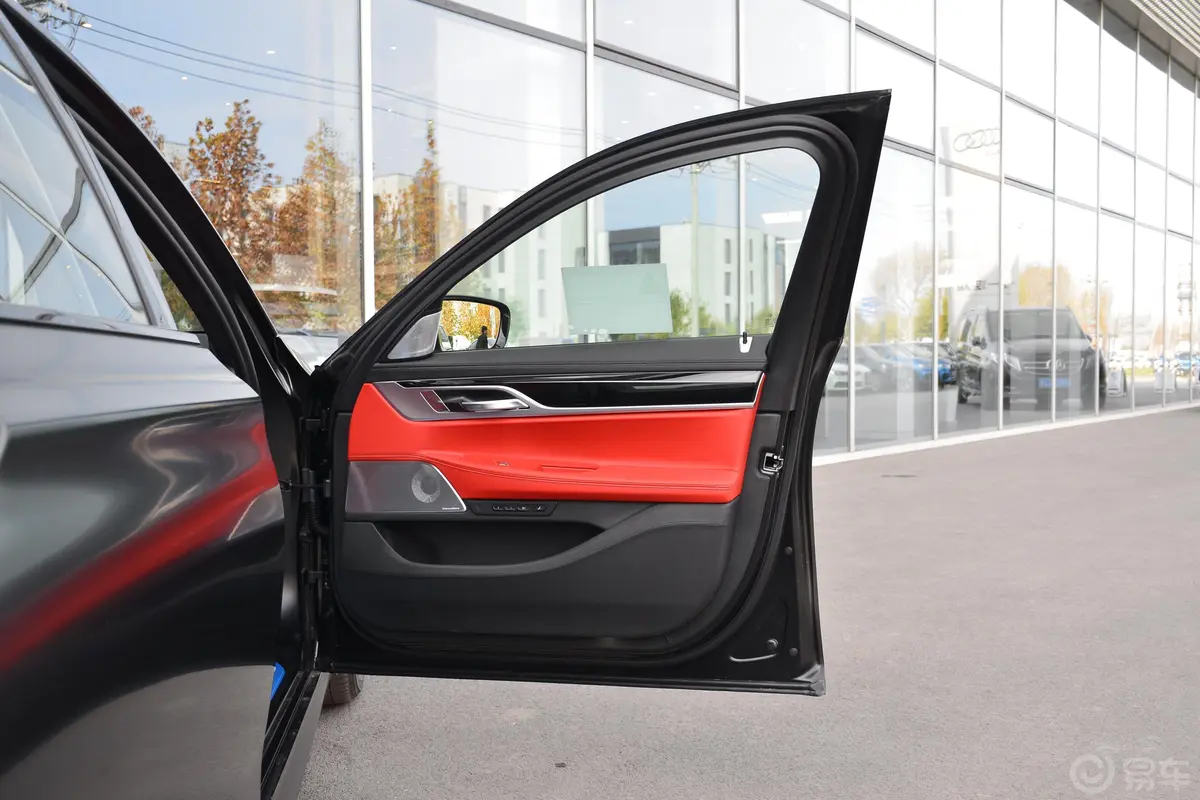 宝马7系黑焰版 740Li xDrive 尊享版 M运动套装副驾驶员车门