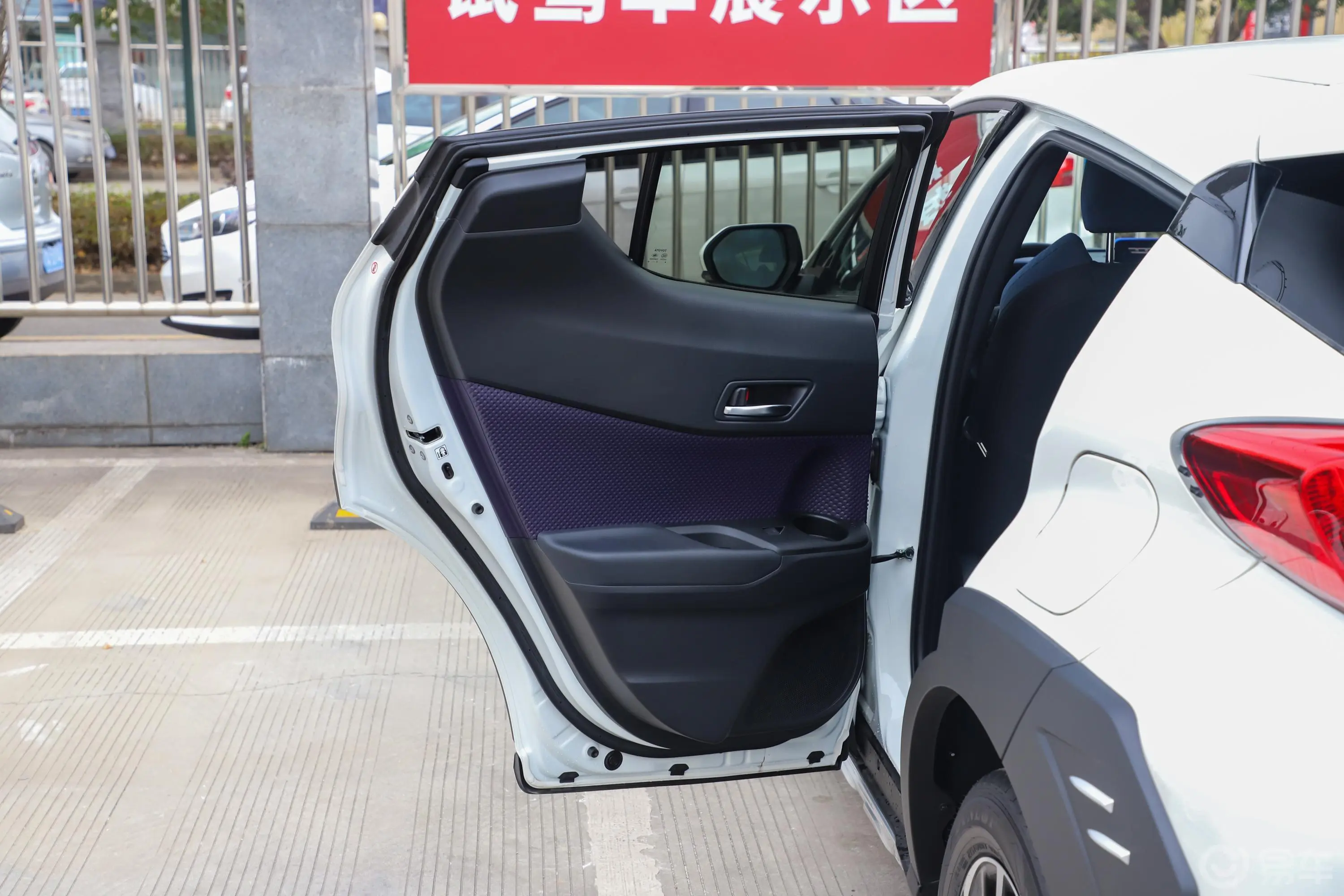 丰田C-HR2.0L CVT 酷越豪华版 国V驾驶员侧后车门