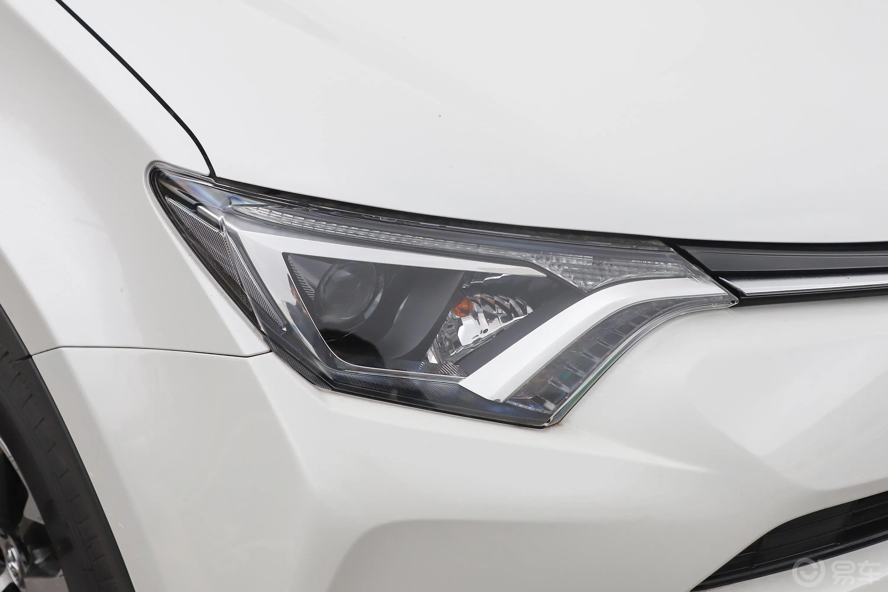 RAV4荣放2.0L CVT 两驱 都市版 国V大灯侧45度俯拍