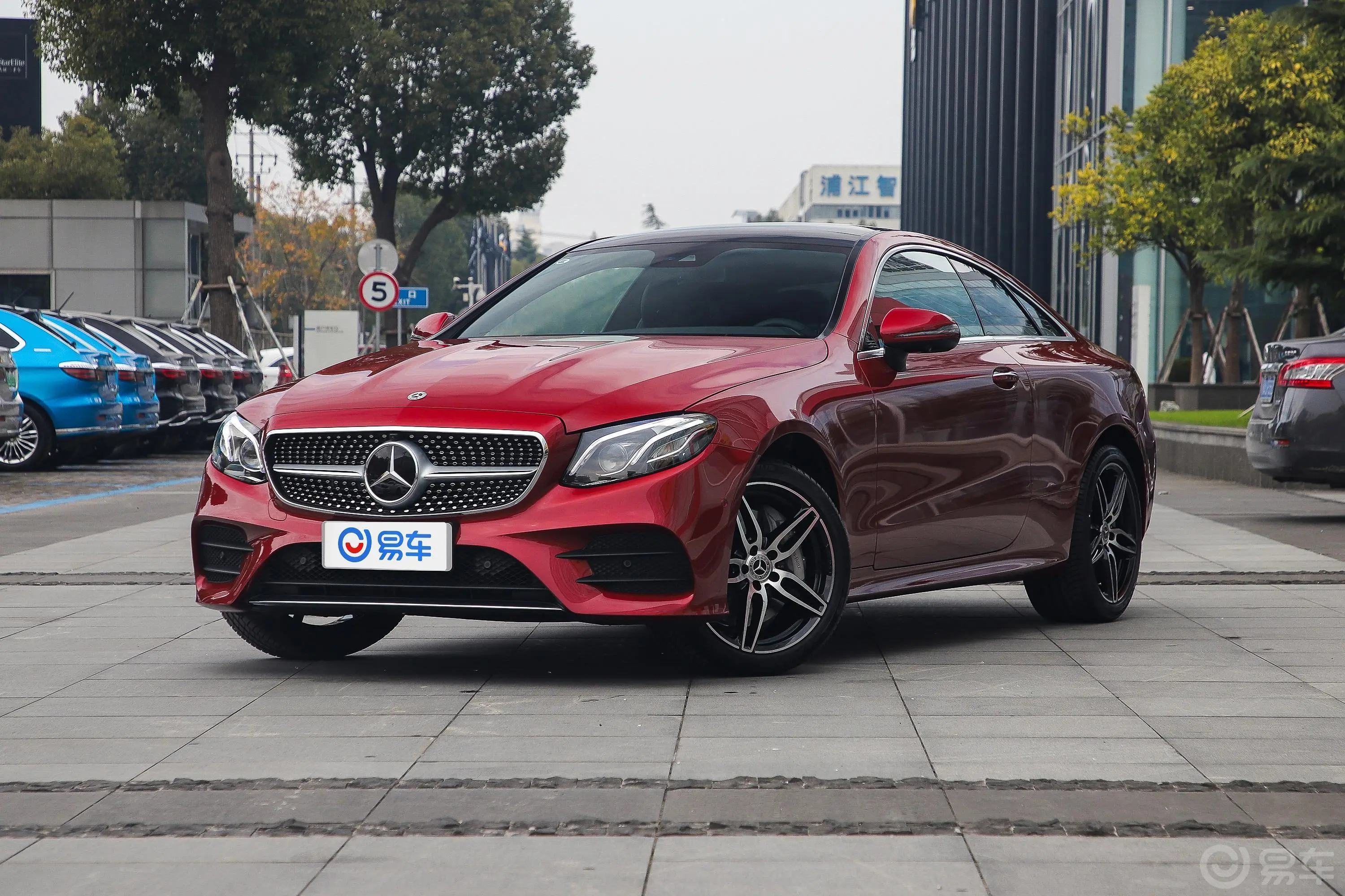 奔驰E级(进口)E 350 4MATIC 轿跑车侧前45度车头向左水平