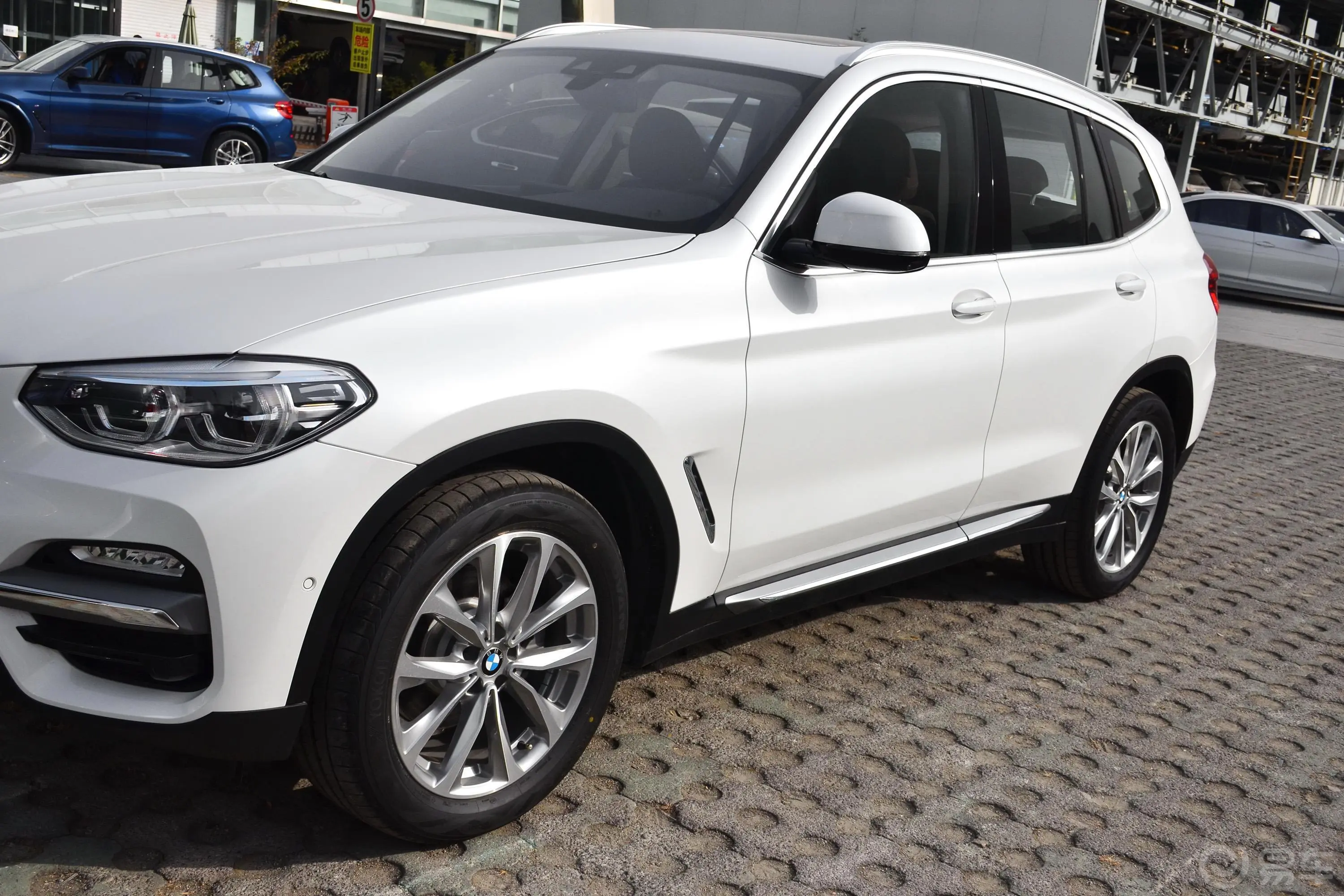 宝马X3xDrive 25i 豪华套装外观