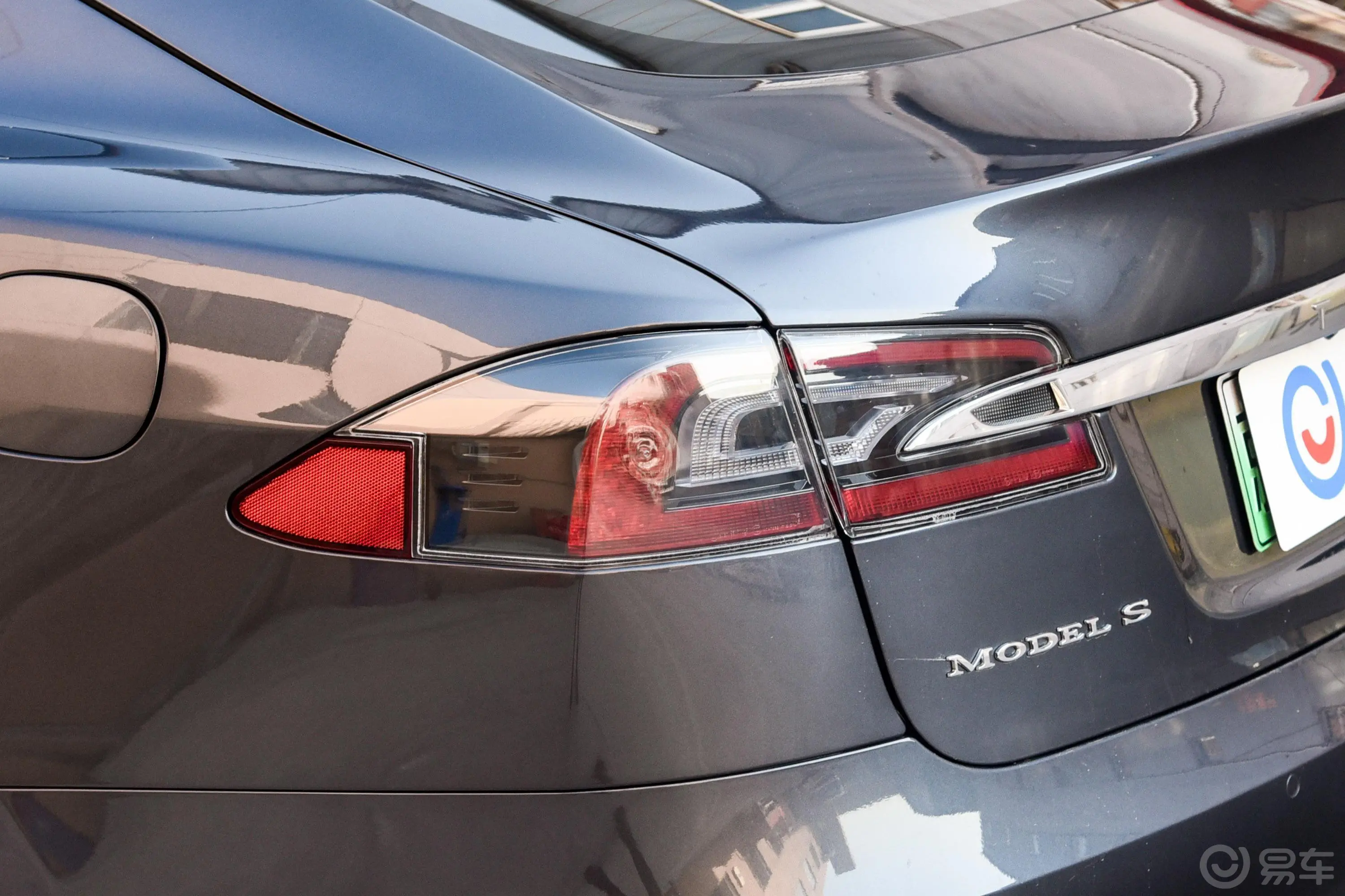 Model S长续航版尾灯侧45度俯拍