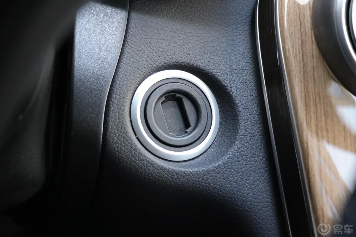 奔驰GLC轿跑GLC 260 4MATIC 轿跑SUV钥匙孔或一键启动按键