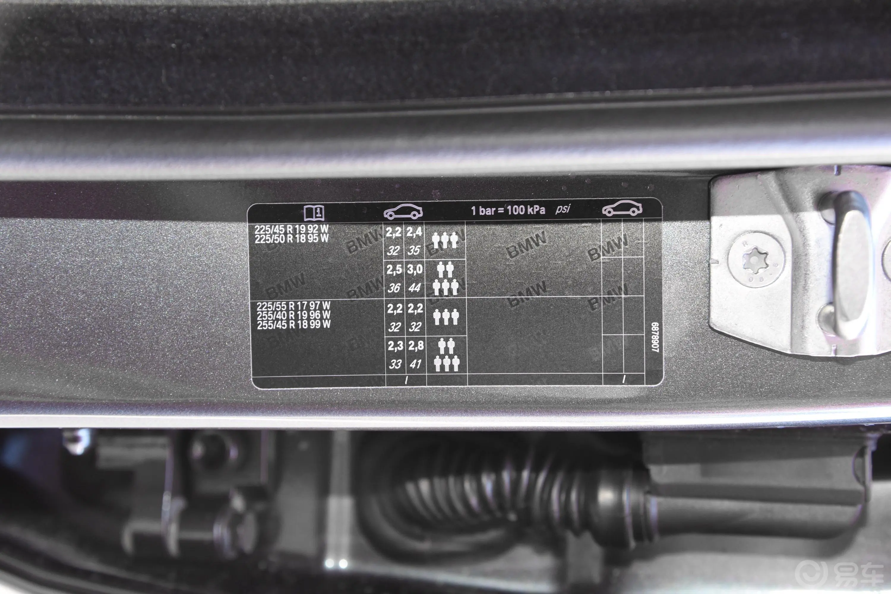 宝马3系GT320i M运动版胎压信息铭牌
