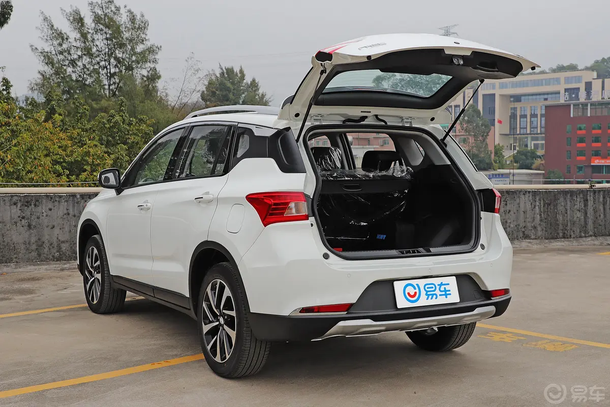 祺智PHEV1.5L E-CVT 智联豪华版后备厢开启45度侧拍