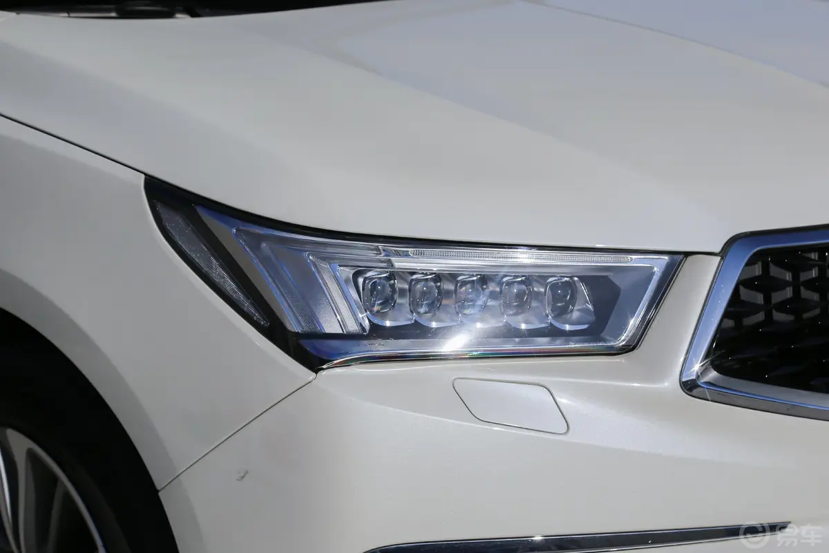 讴歌MDX3.0L 双离合 享驭版大灯侧45度俯拍