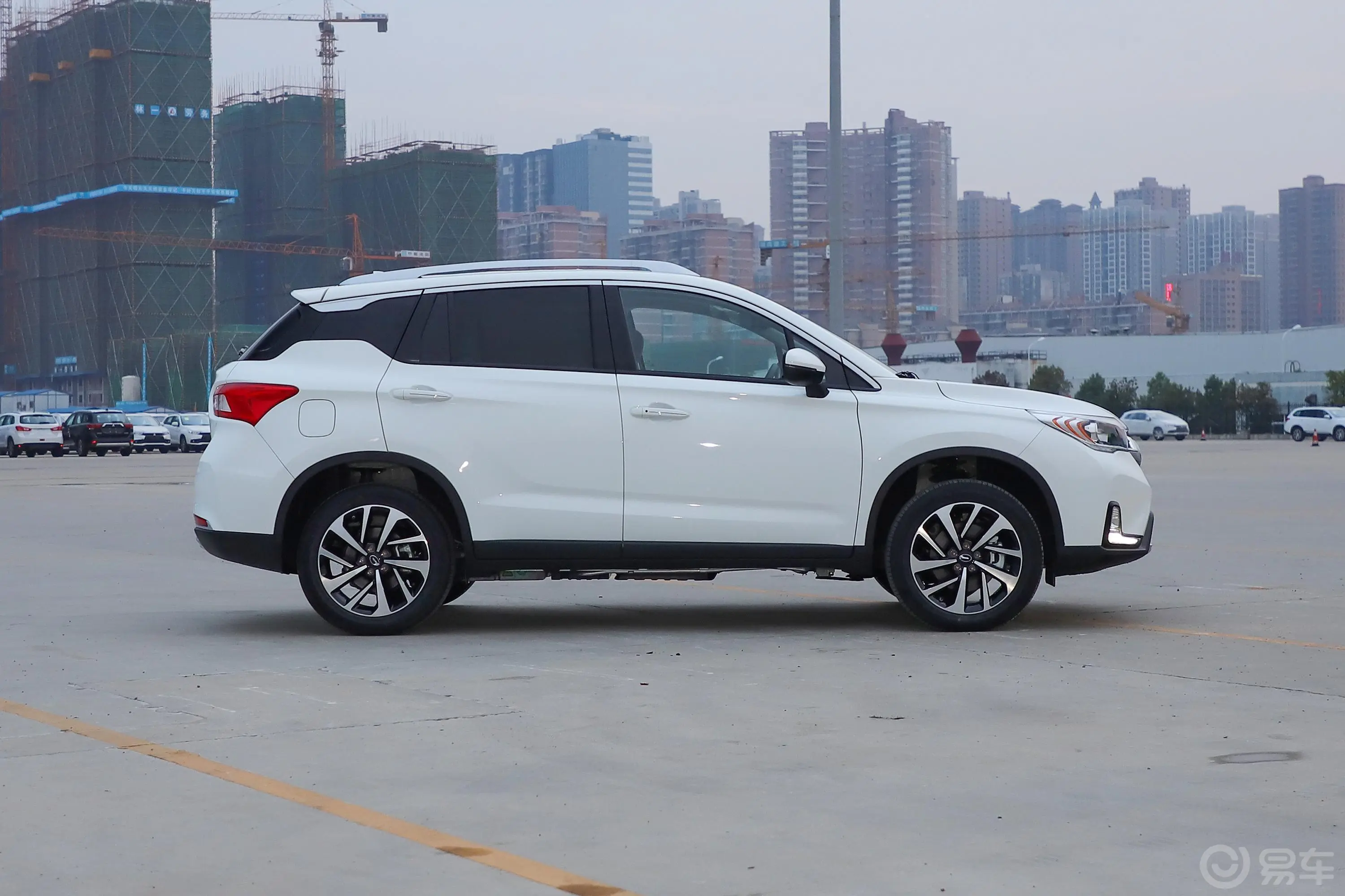 祺智PHEV1.5L E-CVT 智联豪华版正侧车头向右水平