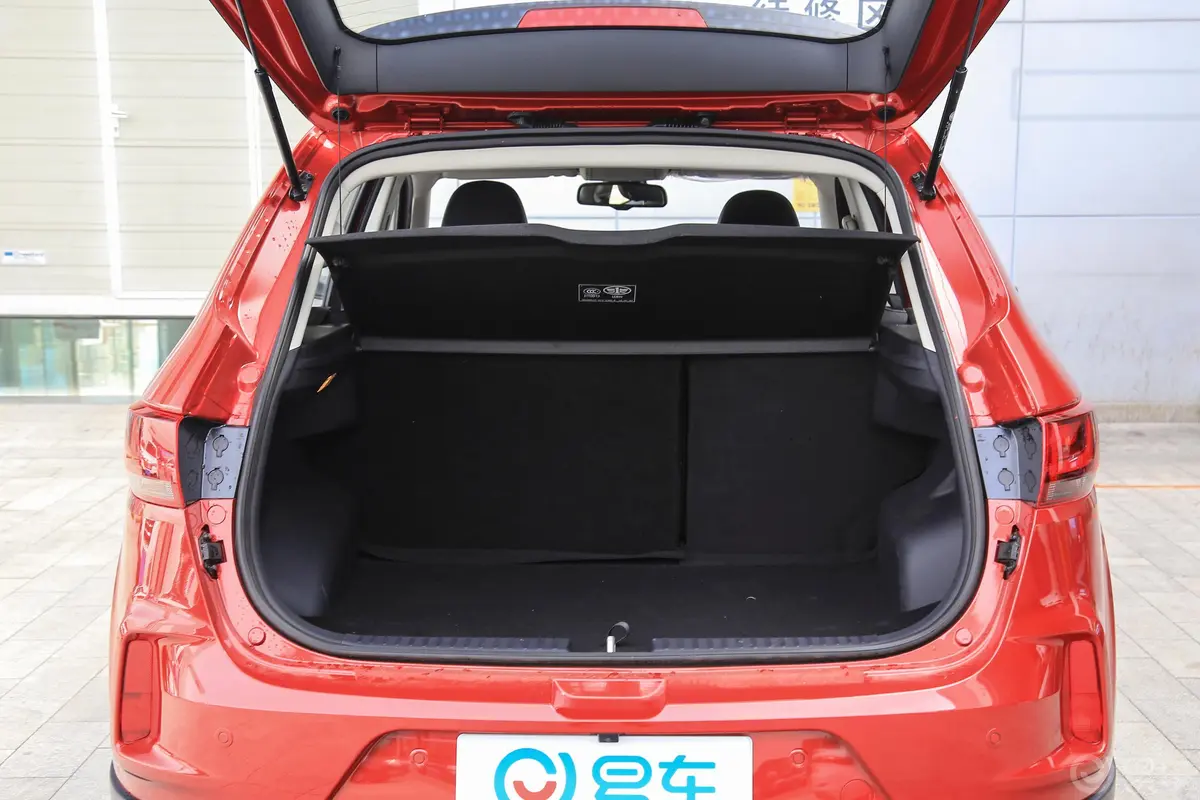 奔腾X401.6L 手自一体 互联智享型 国V后备厢空间特写