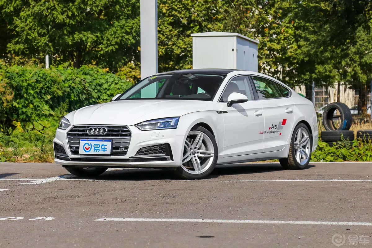 奥迪A5Sportback 45 TFSI 运动版 国V侧前45度车头向左水平