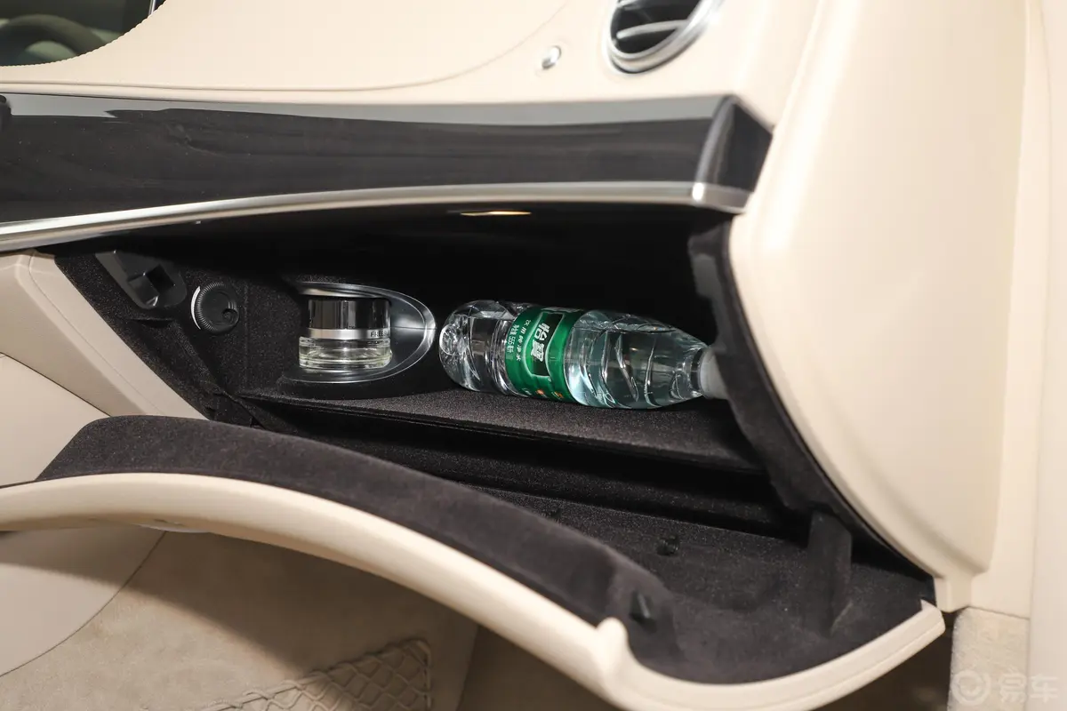 奔驰S级S 500 L 4MATIC手套箱空间水瓶横置