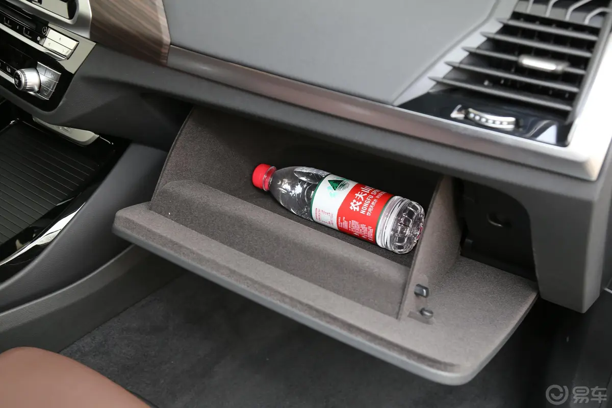 宝马X3xDrive 28i 豪华套装手套箱空间水瓶横置