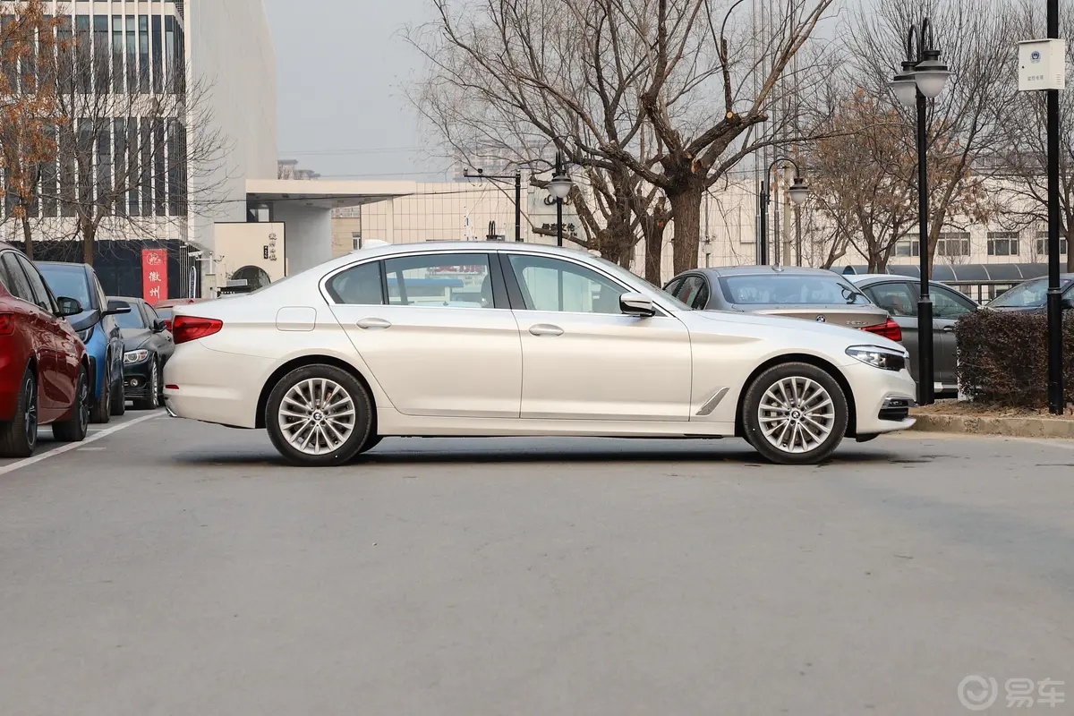 宝马5系530Li xDrive 豪华套装正侧车头向右水平