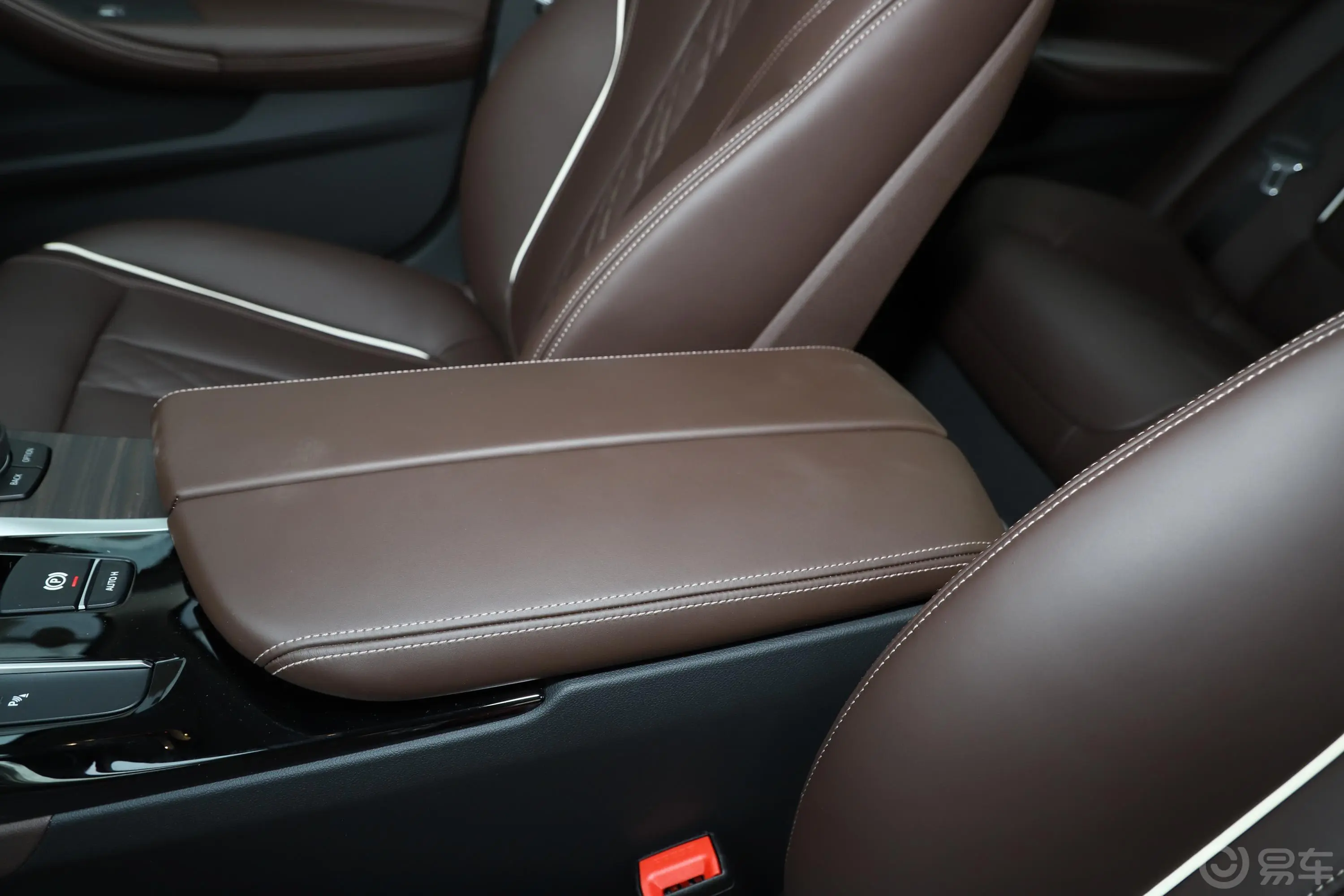 宝马5系530Li xDrive 豪华套装前排中央扶手