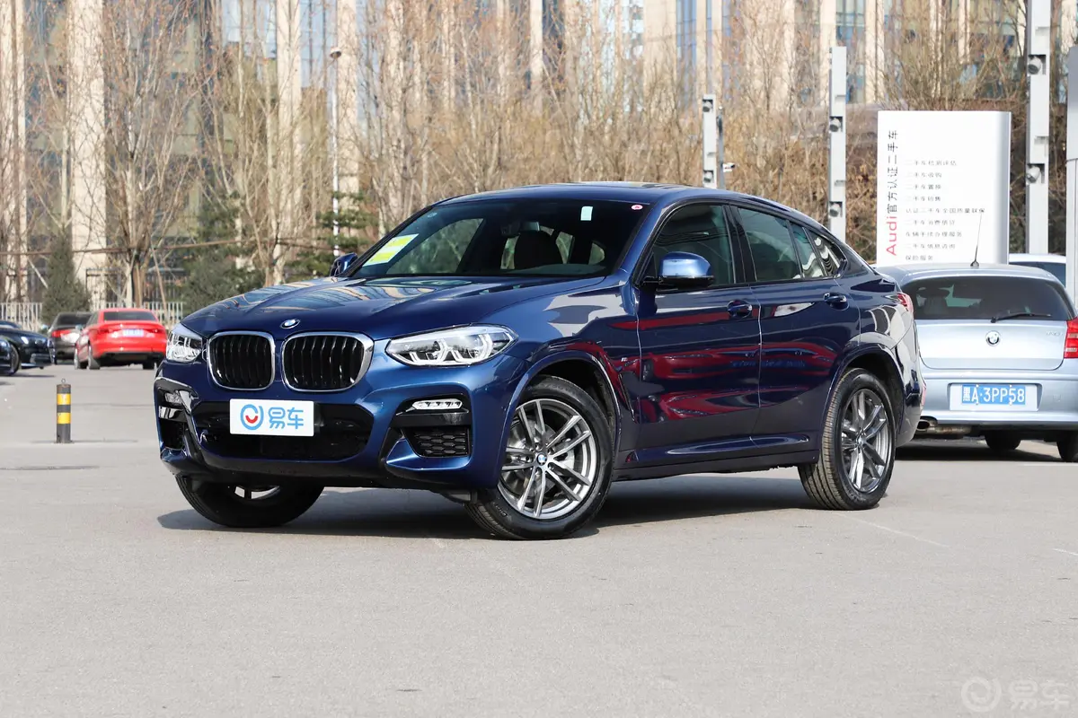 宝马X4xDrive25i M运动套装侧前45度车头向左水平