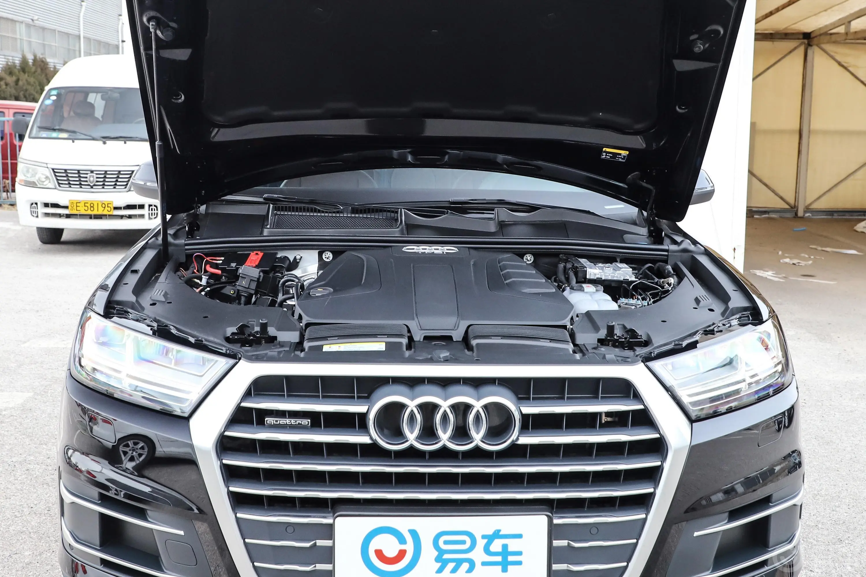 奥迪Q745 TFSI 舒适版发动机舱整体