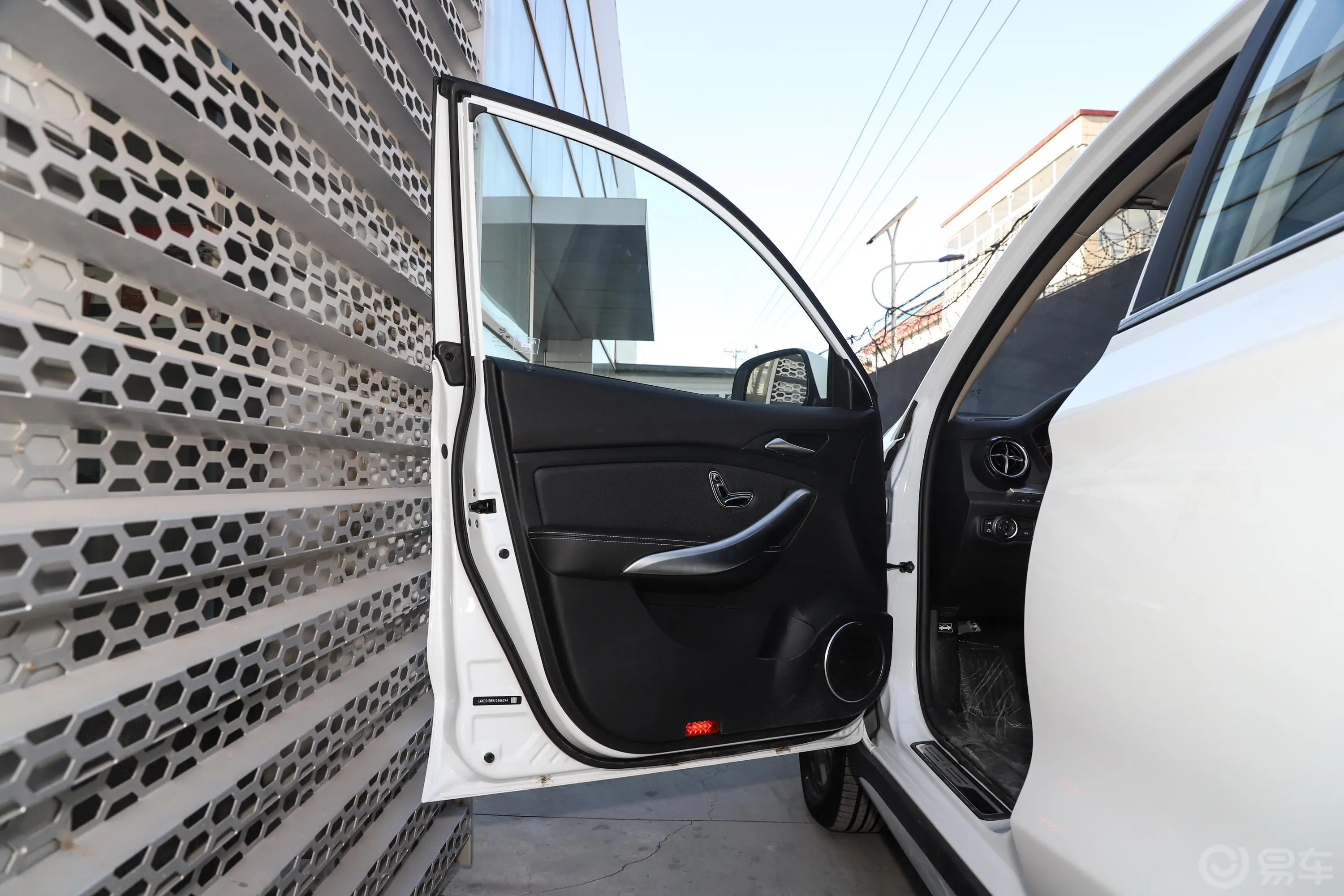 宋新能源EV500 智联领动版驾驶员侧前车门