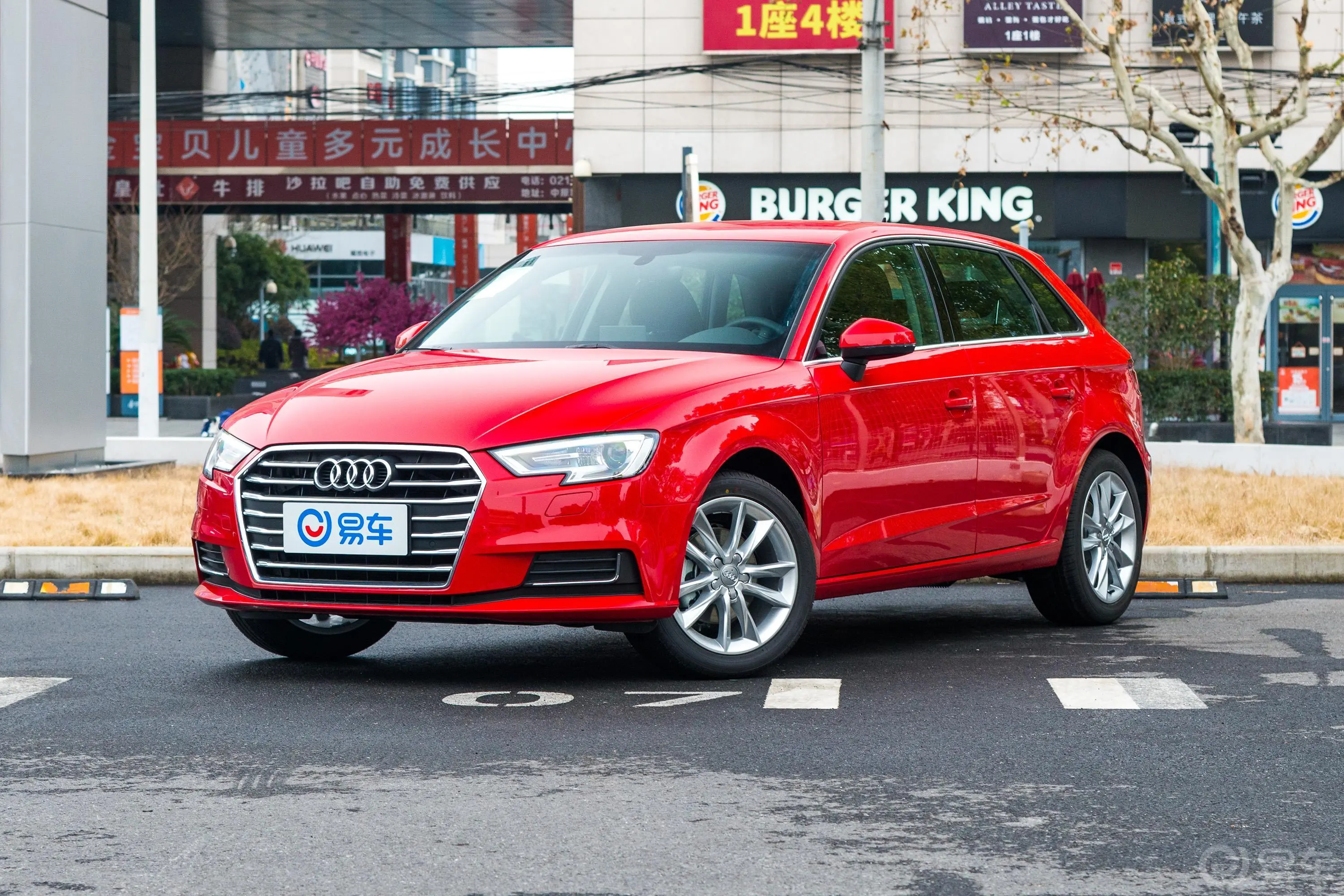 奥迪A3Sportback 35TFSI 进取版 国V侧前45度车头向左水平