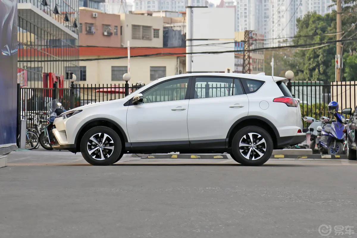 RAV4荣放2.0L CVT 两驱 先锋版 国V正侧车头向左水平