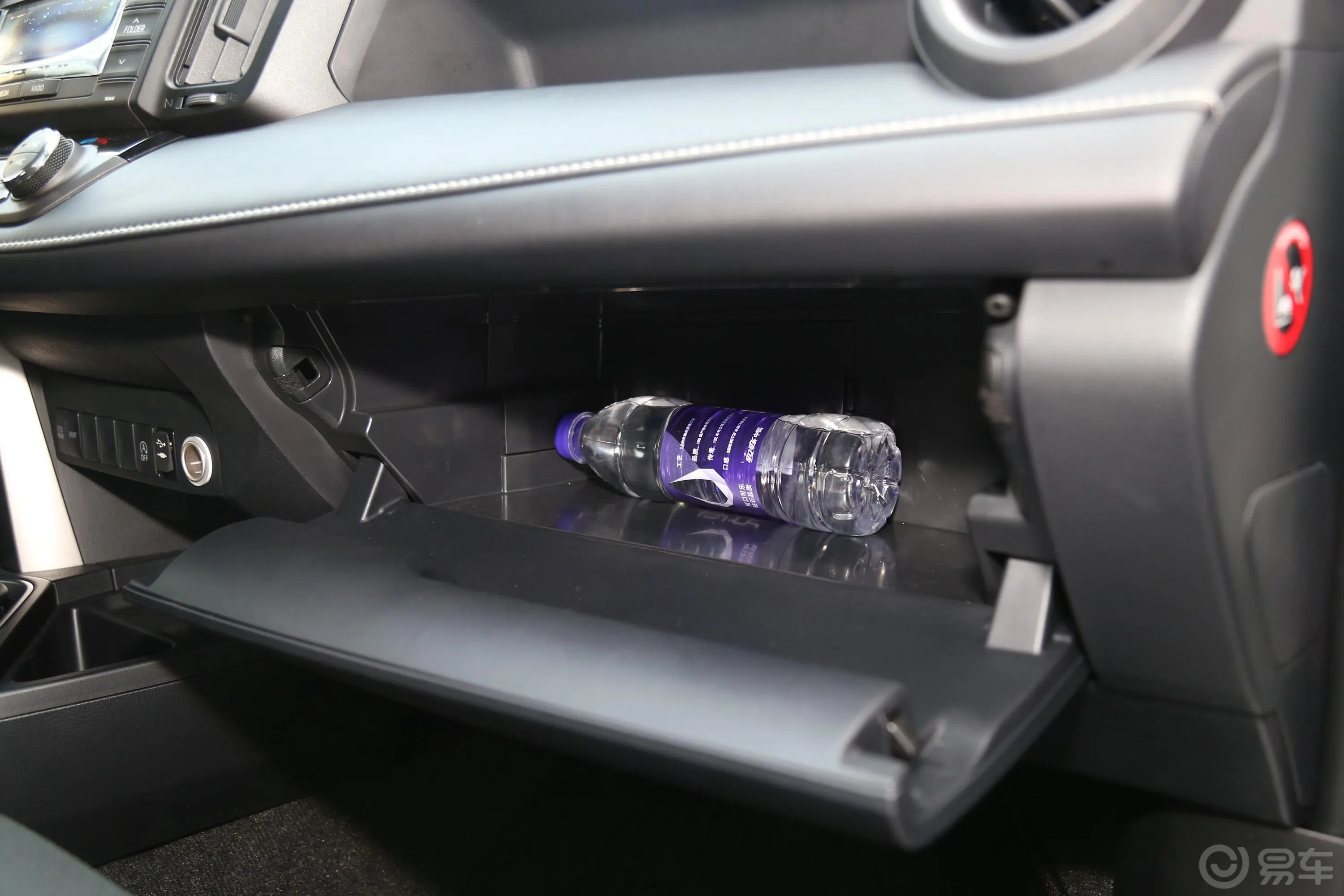 RAV4荣放2.0L CVT 两驱 先锋版 国V手套箱空间水瓶横置