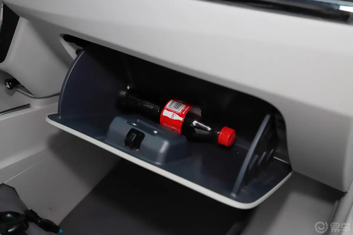 新海狮S客车 1.5L 手动 财富版 国V手套箱空间水瓶横置