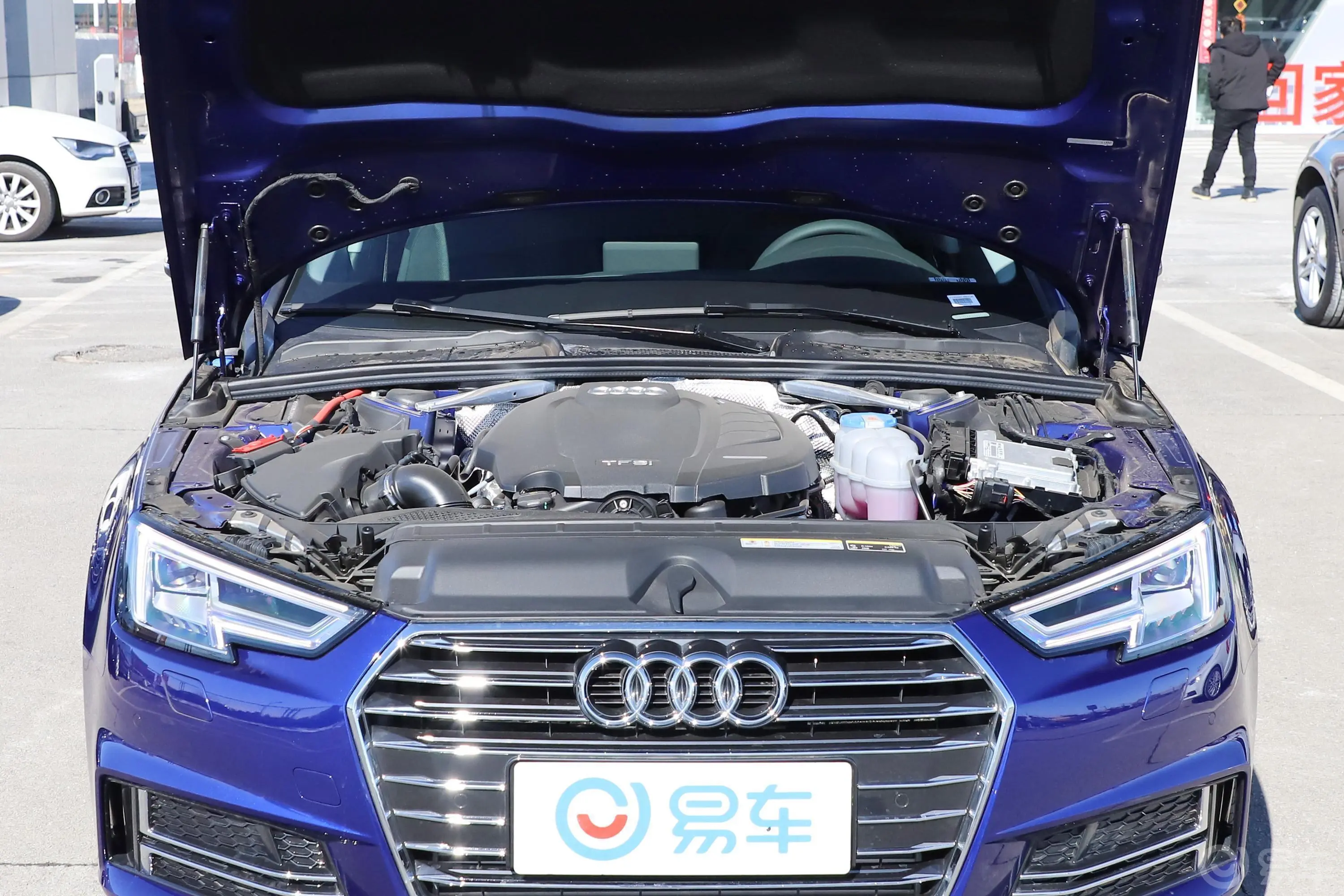 奥迪A4L40 TFSI 进取版 国V发动机舱整体