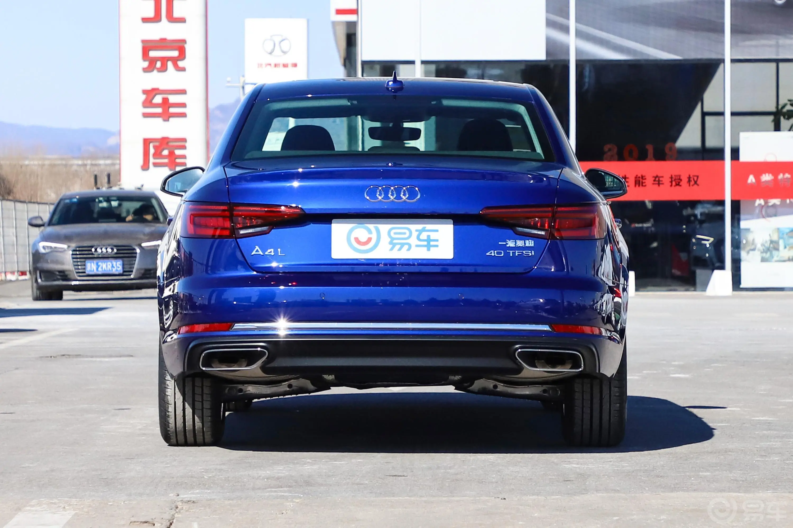 奥迪A4L40 TFSI 进取版 国V正后水平