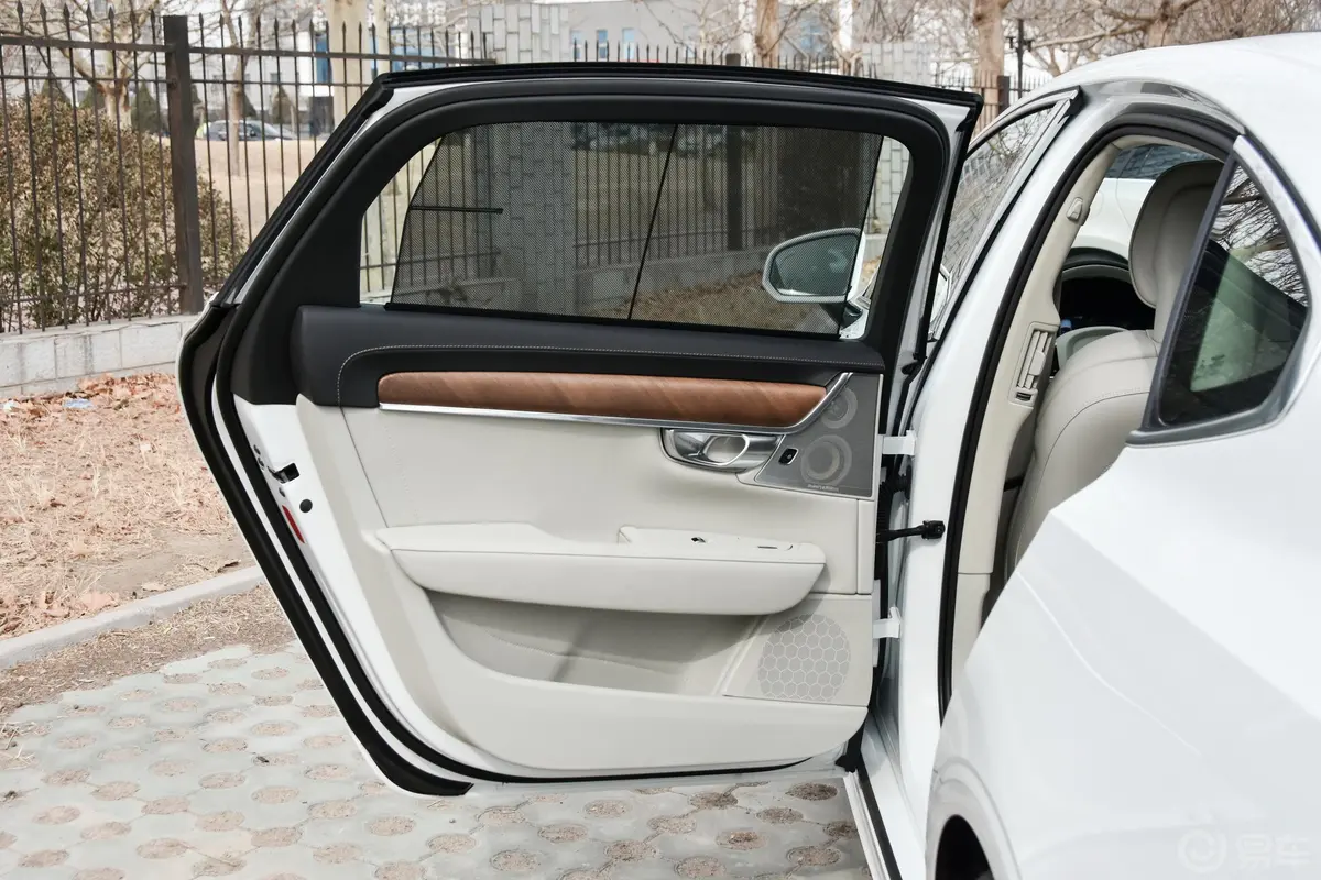 沃尔沃S90新能源T8 荣誉版 3座 国Ⅴ驾驶员侧后车门
