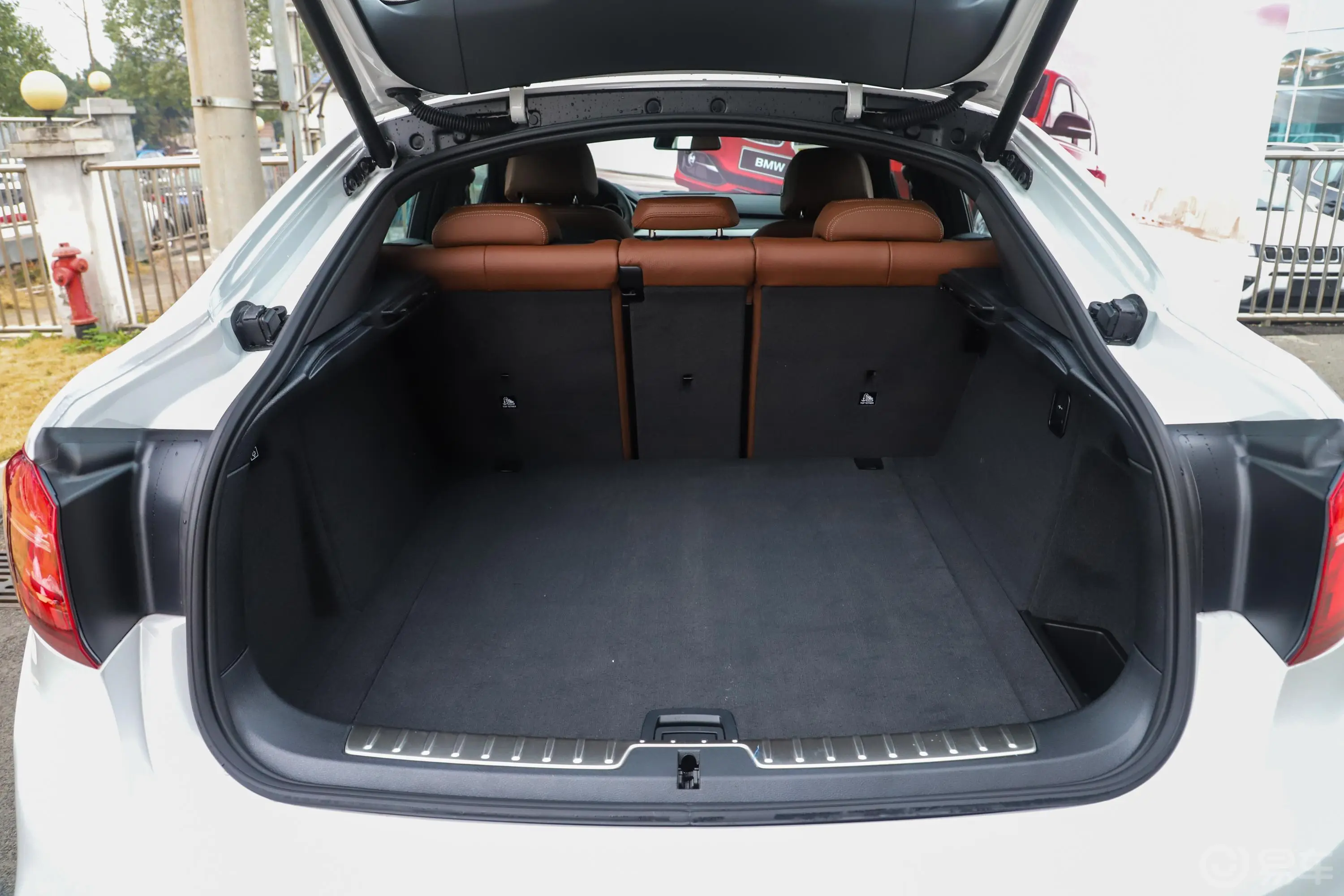 宝马X6xDrive35i M运动套装后备厢空间特写