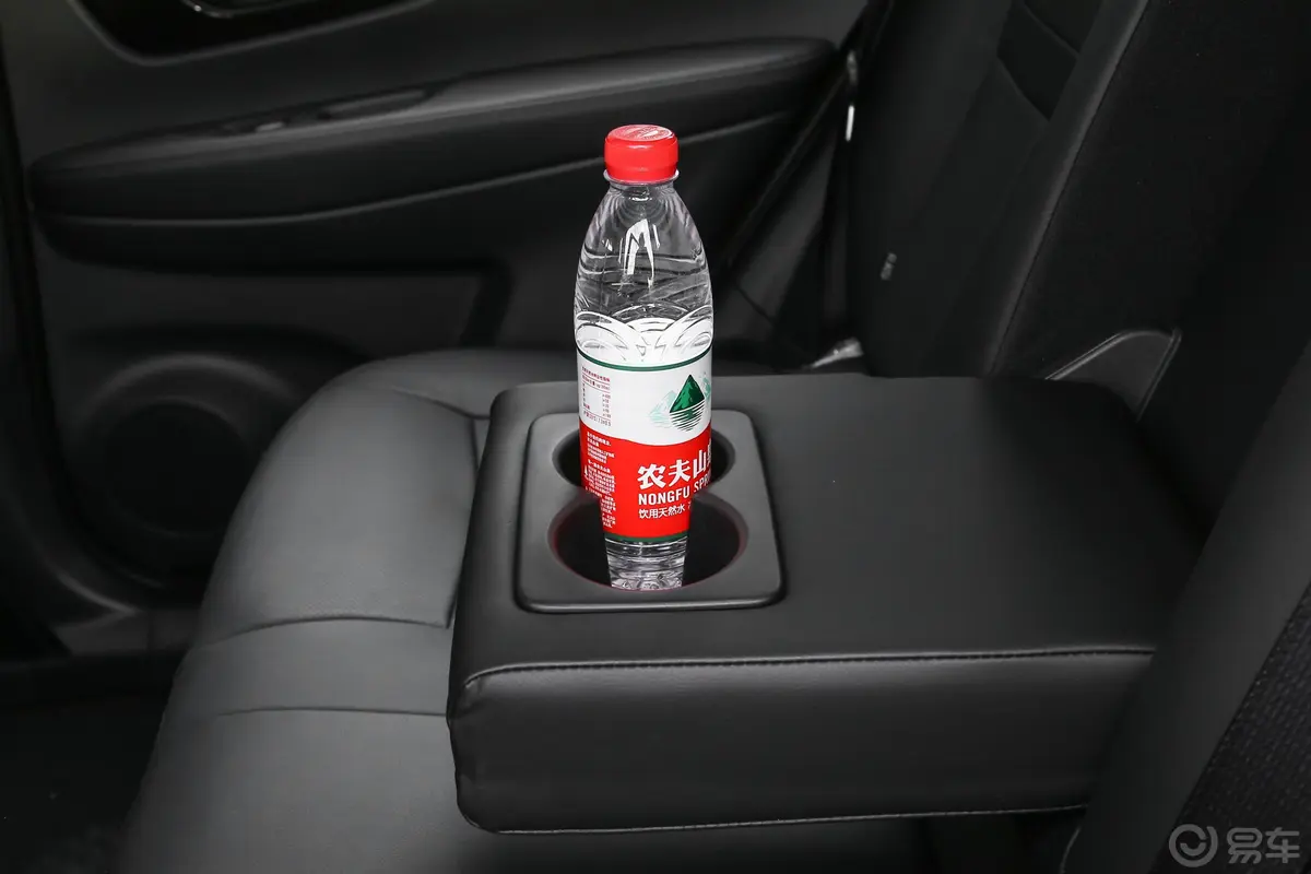 奇骏2.0L CVT 两驱 智联舒适版 5座后排(第二排)杯架