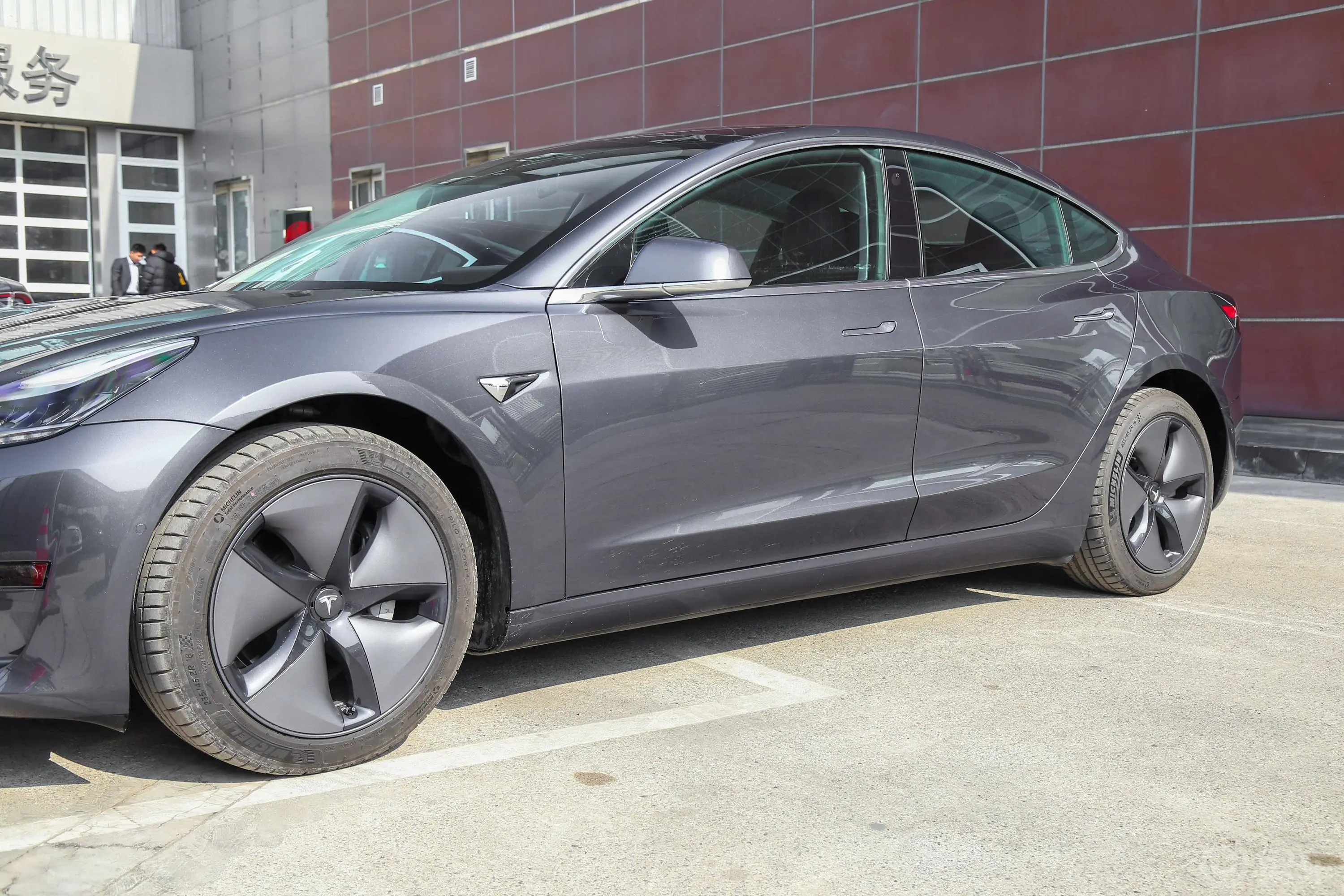 Model 3(进口)长续航全轮驱动版外观